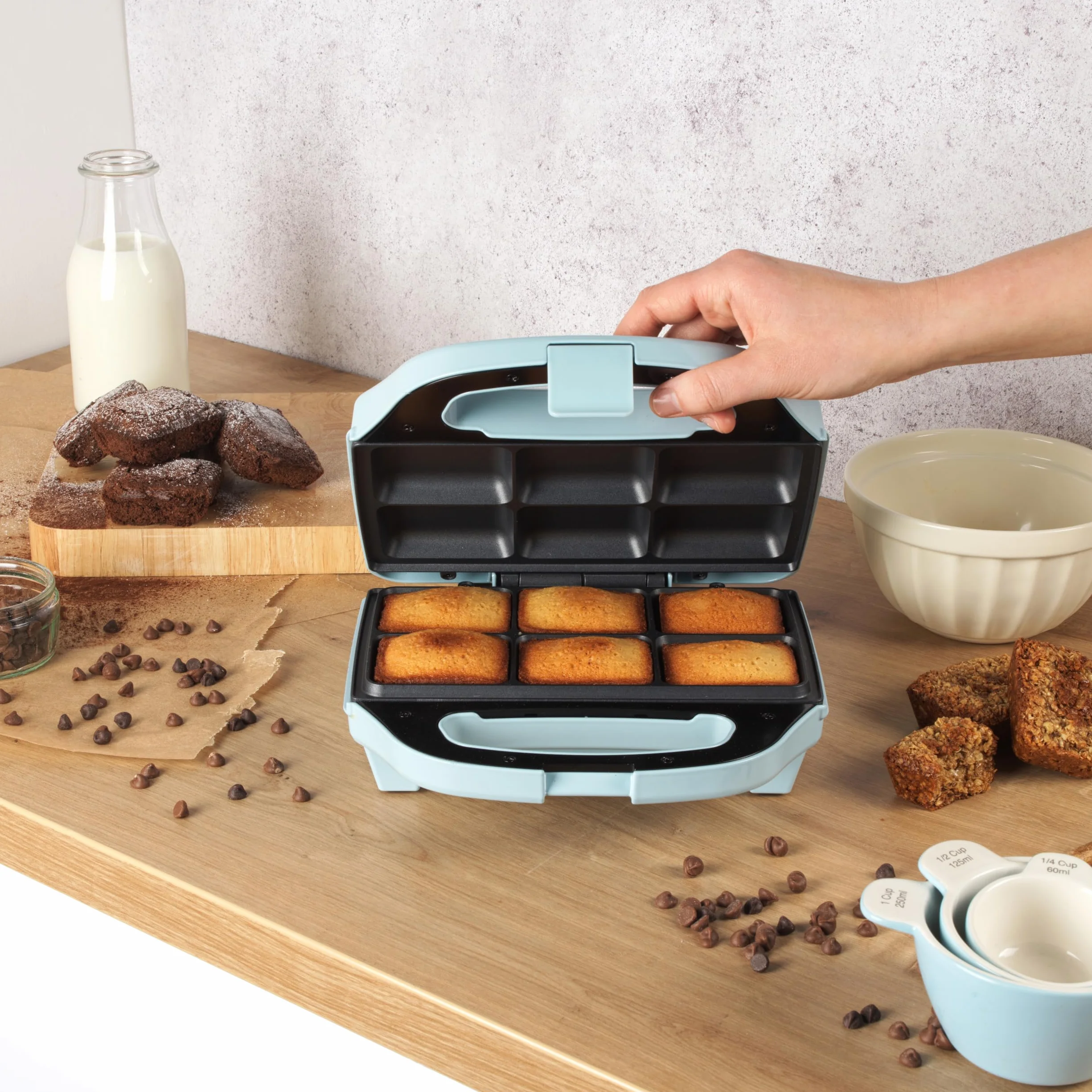 Giles & Posner Macchina per torte – Brownies, Fette di Torta, Flapjack, Piastre Antiaderenti, Facile da Pulire, Compatto, Cottura per Bambini, Controllo Automatico della Temperatura, 750W, Blu