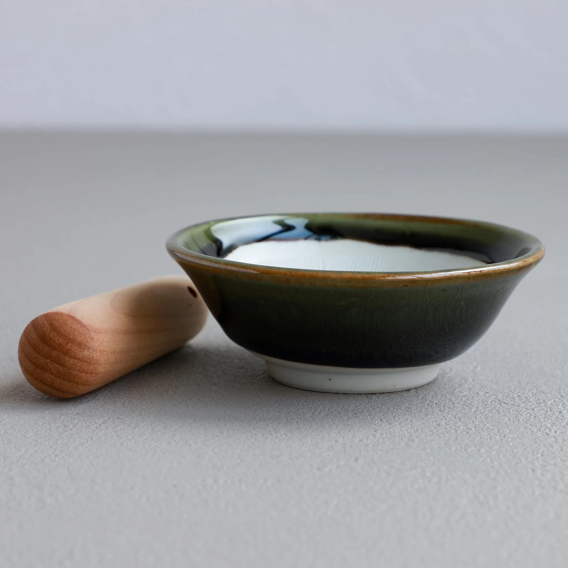 Asayu Japan Mortaio in Ceramica con Pestello in Legno, Realizzato in Giappone, Lavabile in Lavastoviglie e Adatta al Microonde, Set Ripple Ridge Suribachi e Surigoki (Verde oliva)