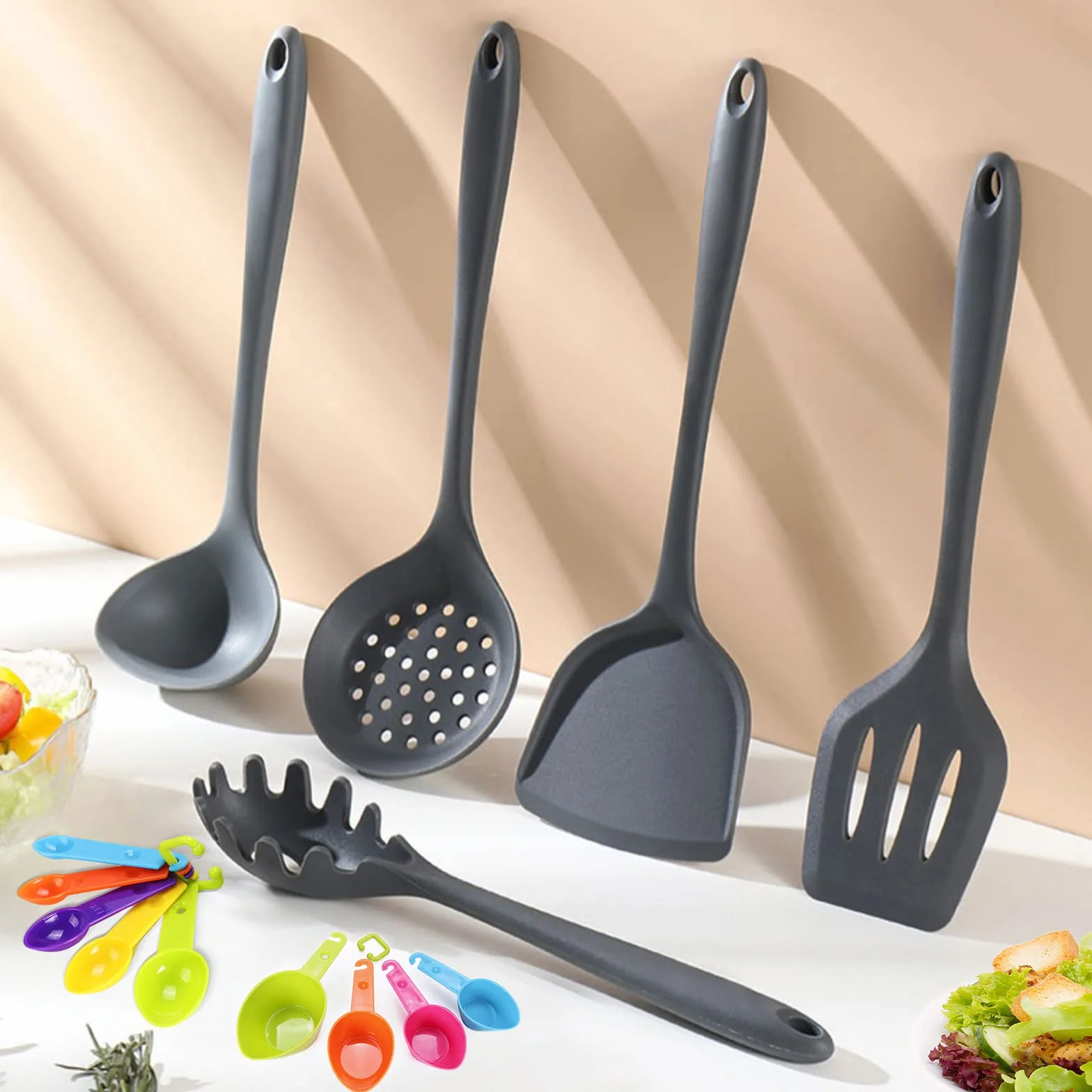 49pcs Set di Utensili da Cucina in Silicone con 20 Ami, 9 Misurini, 1 Secchio di Stoccaggio, Resistente al Calore Antiaderenti, con Ganci- Grigio Scuro
