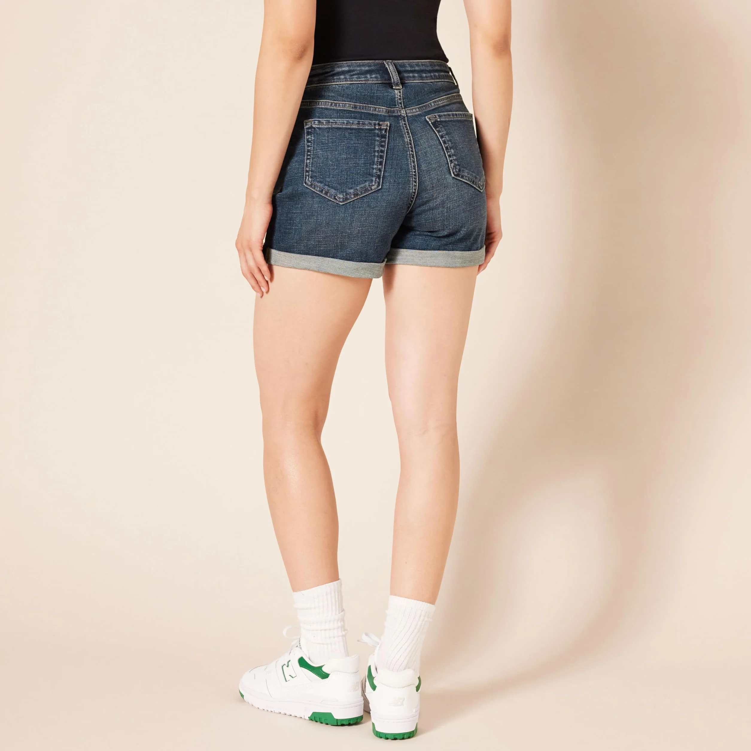 Amazon Essentials Donna Pantaloncini a Vita Media, Vestibilità Aderente e Interno Gamba 10,2cm