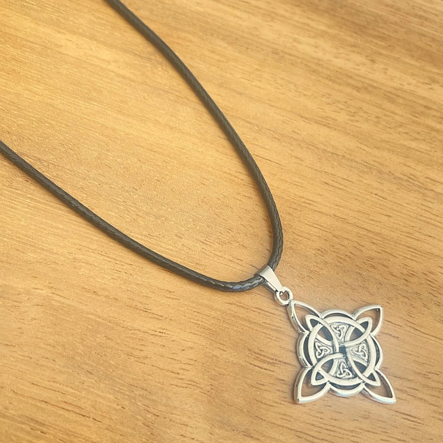 ASTER ALHELÍ Collana Celtica Donna Uomo Ciondolo Nodo della Strega Amuleto Protezione Unisex Gotico Bohémien Cordino Nero Gioiello Artigianale