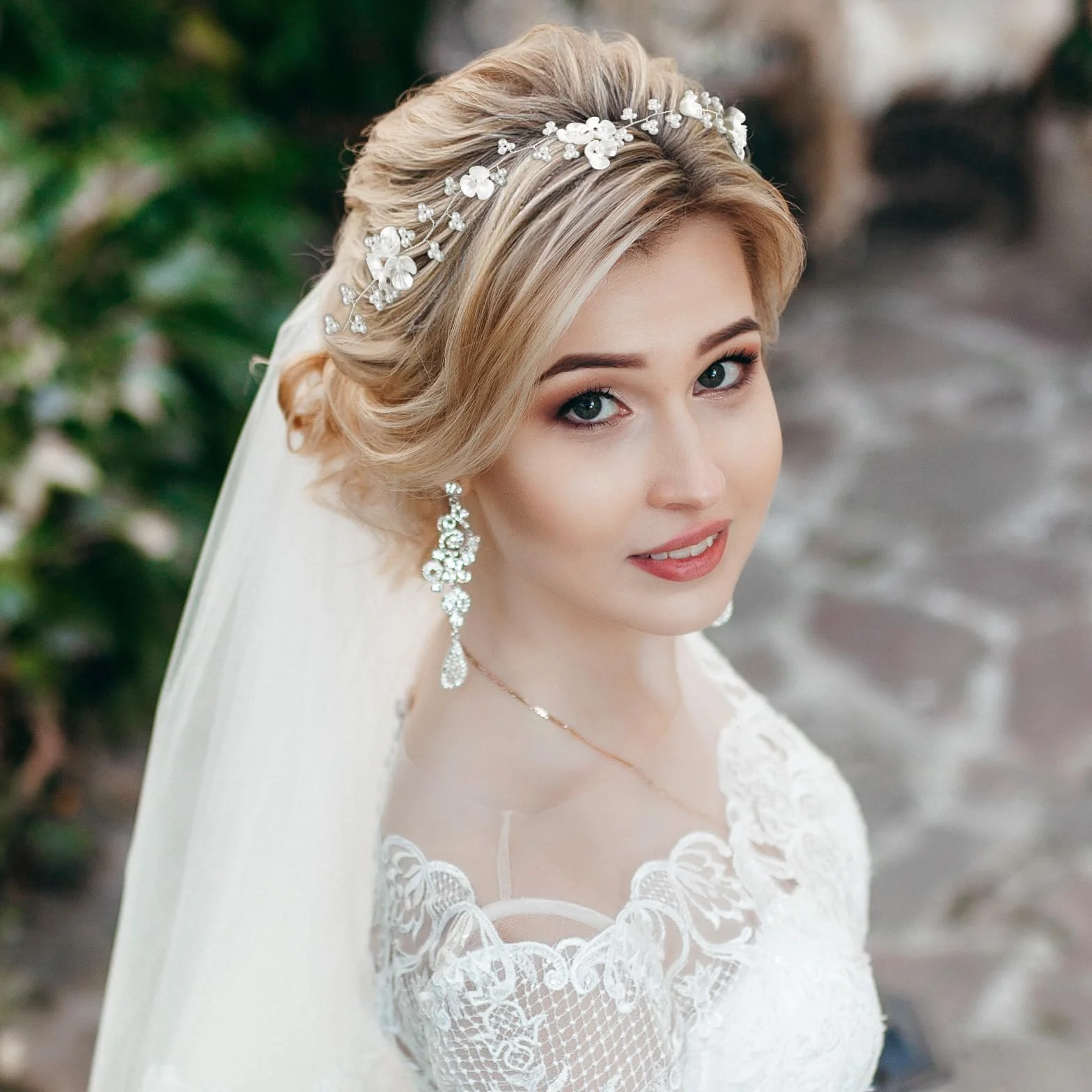 Accessorio per capelli da sposa con perle e fiori, bianco