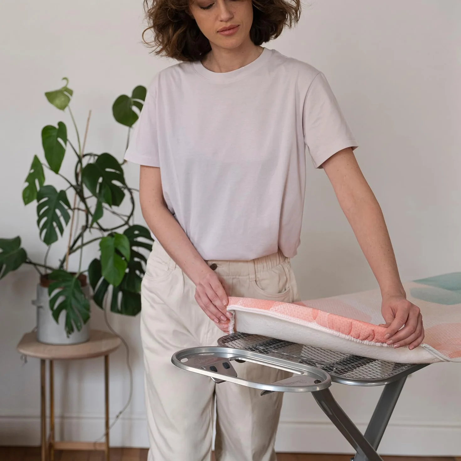 Vileda Comfort Plus Copriasse da Stiro Universale, Triplo Strato, in Cotone, Extra Comfort, con Fermacorda, Verde/Rosa, 139 X 50 X 0.37 Cm