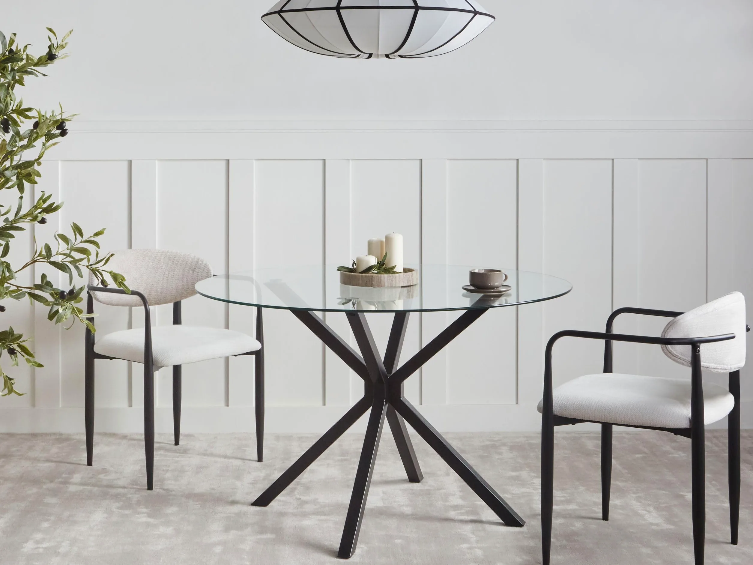 Beliani Tavolo da pranzo rotondo Glamour ⌀120 cm Piano in vetro temperato Gambe d'accento Nero