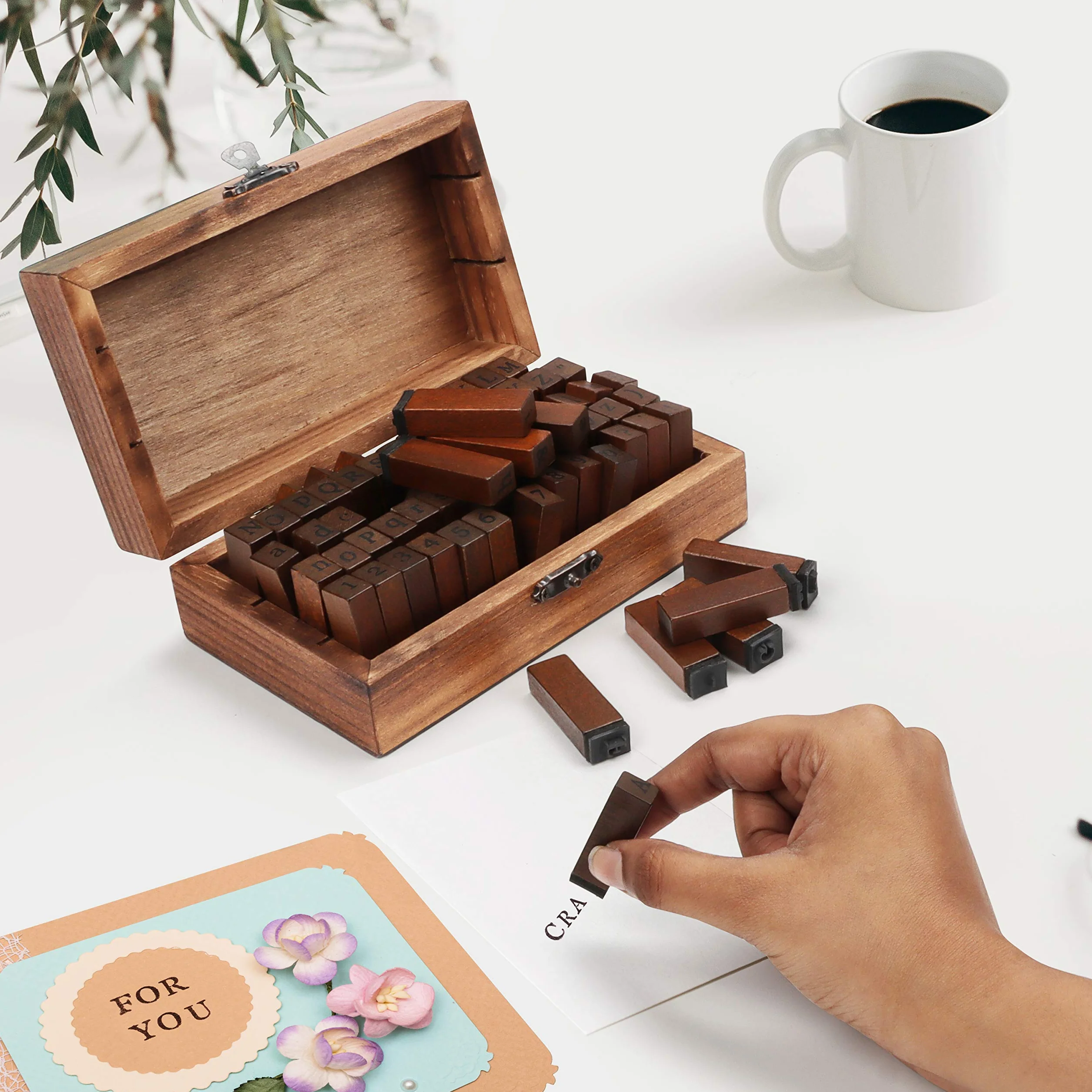 Kurtzy Set di timbri in legno e gomma, con lettere dell'alfabeto (70 pezzi) – Timbri multiuso, in legno, con scatola di legno vintage per carte, timbri, fai da te