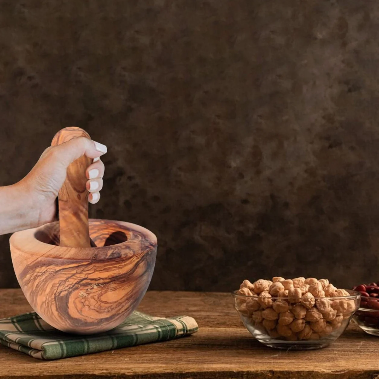 Mortaio con pestello in legno di ulivo, mortaio di erbe aromatiche, realizzato a mano con bordo naturale, mortaio da cucina – mortaio sostenibile per erbe aromatiche e spezie, diametro circa (Ø 12 cm)
