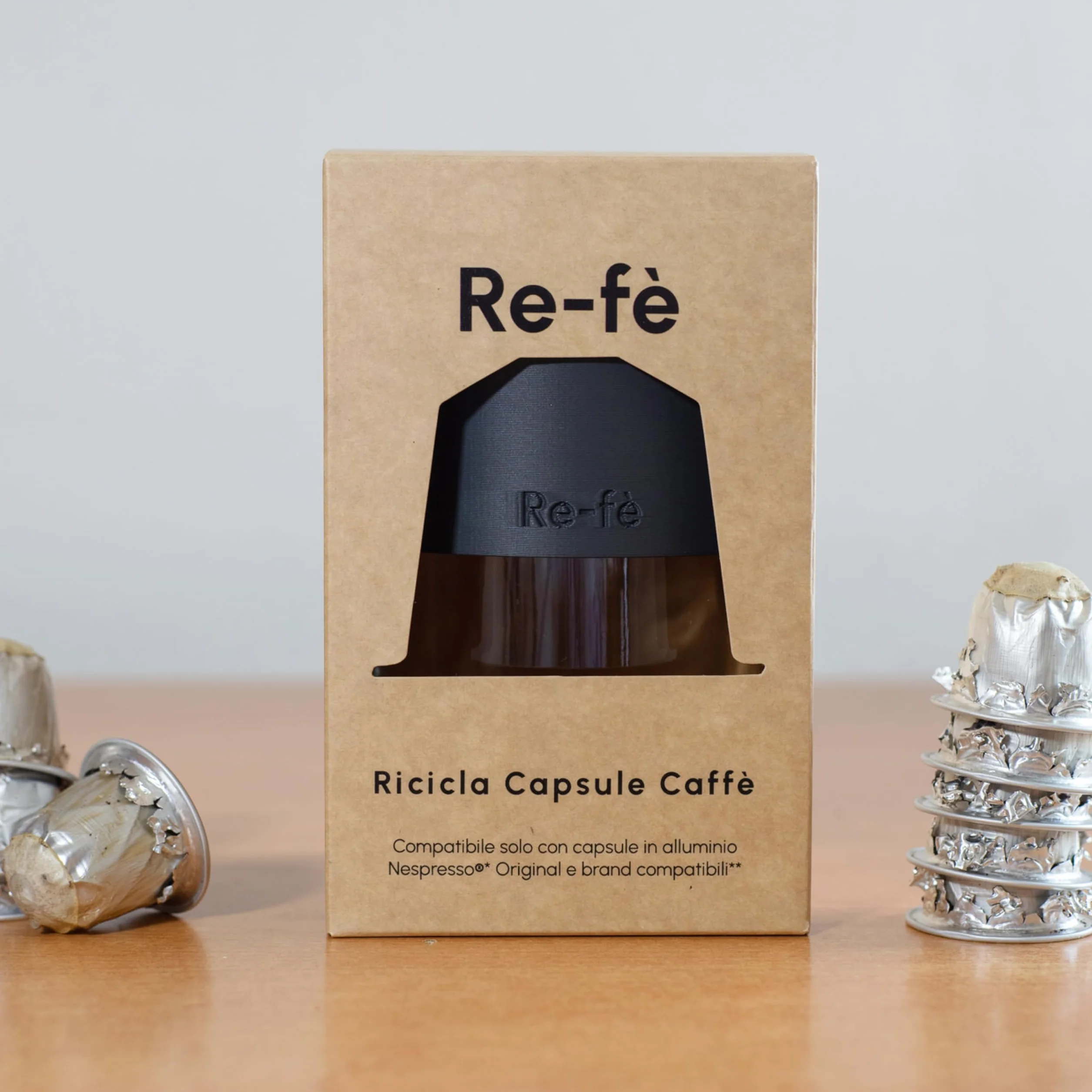 Re-fè Original Separatore Apri Svuota Capsule per Nespresso e Compatibili | Riciclo Capsule Caffè Alluminio | Riciclatore Vetro | Design Italiano