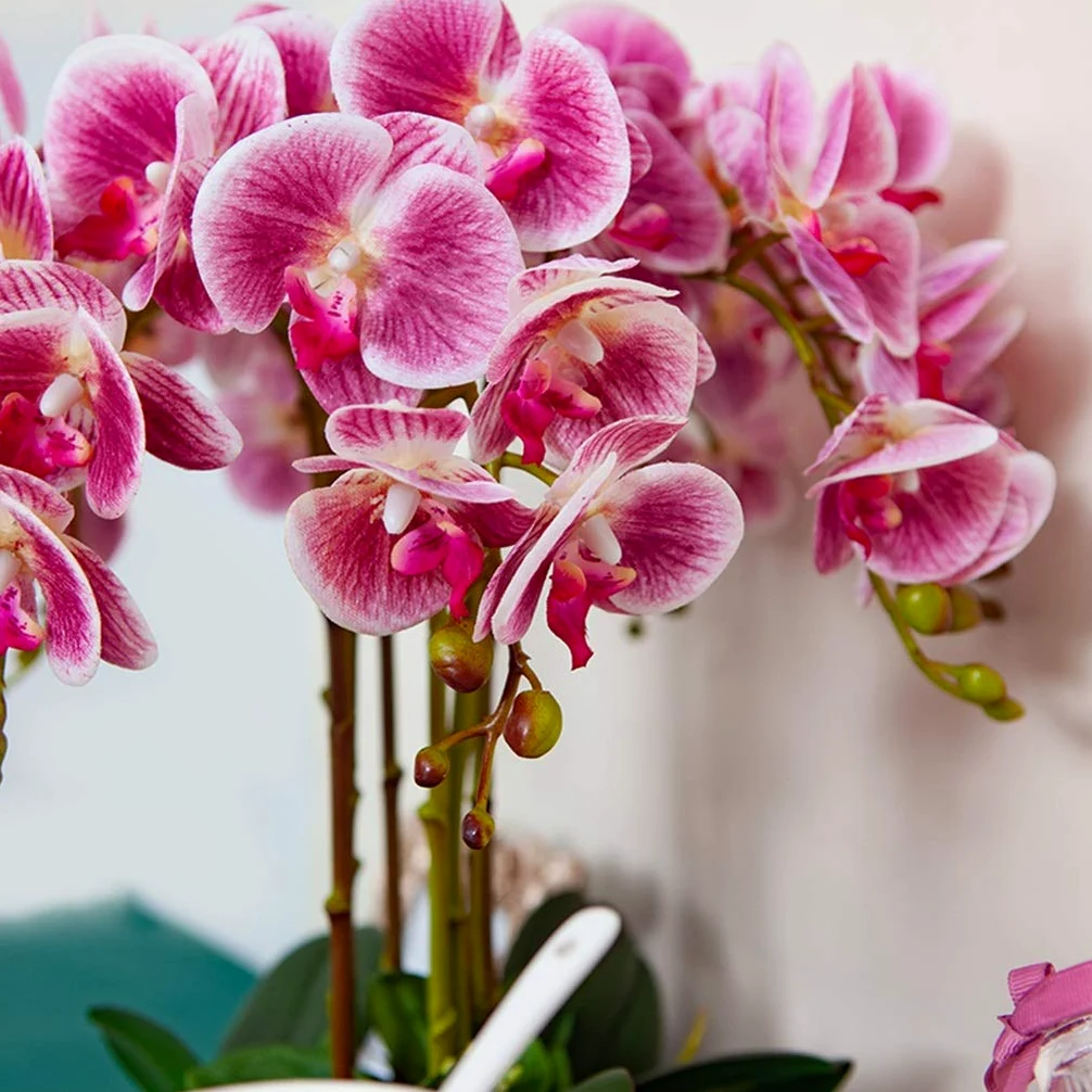 SDdPulse Orchidee artificiali Phalaenopsis con vaso per composizioni floreali, fiori finti bonsai, farfalle, set di decorazioni per la casa, ufficio, cucina, letto, viola