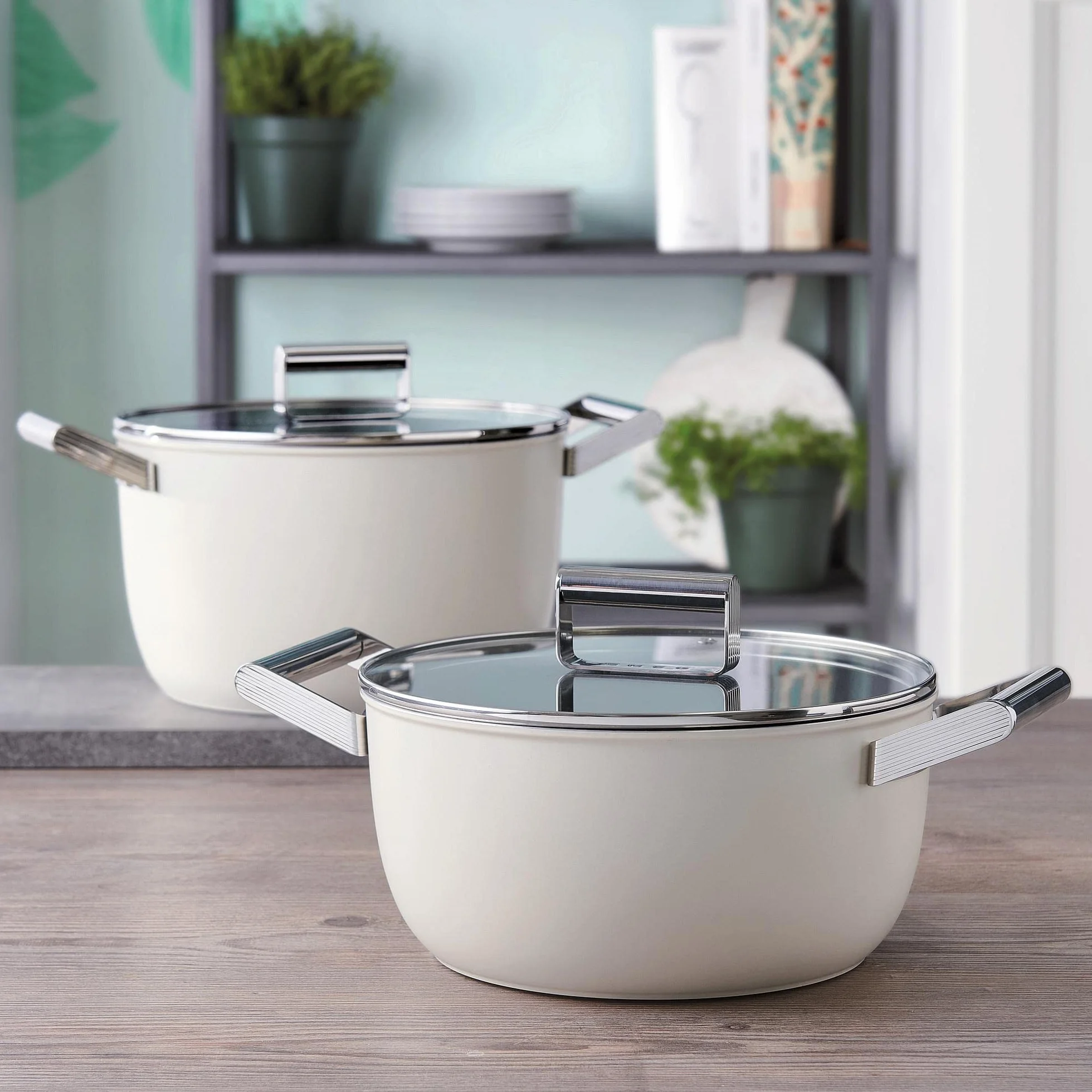 Smeg, Casseruola Antiaderente CKFC2611CRM con Coperchio Incluso, Diametro 26 cm, Maniglie Laterali in Acciaio Inox, Per Tutti i Piani Cottura, Fino a 250° in Forno, Capacità 7,7L, Panna