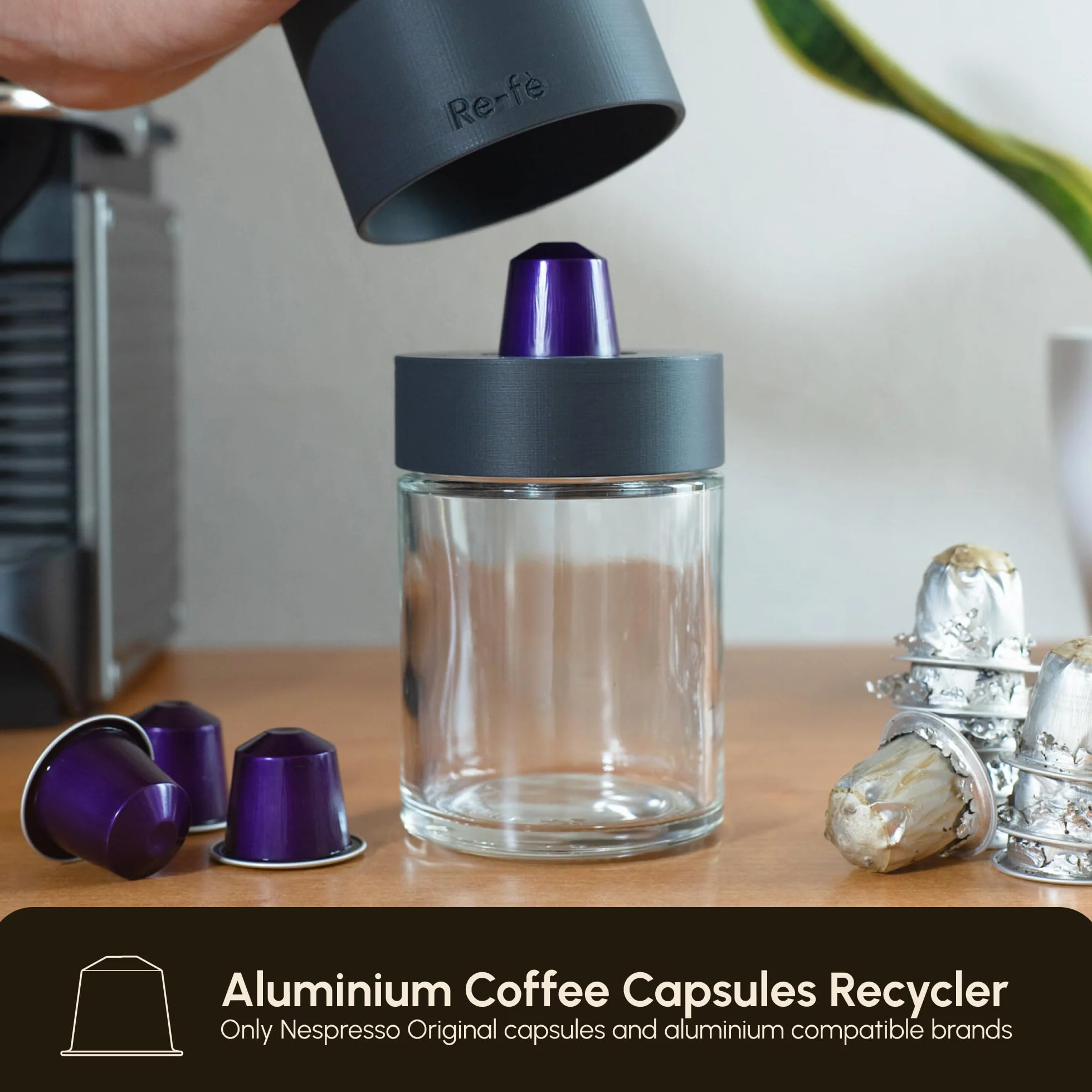 Re-fè Original Separatore Apri Svuota Capsule per Nespresso e Compatibili | Riciclo Capsule Caffè Alluminio | Riciclatore Vetro | Design Italiano