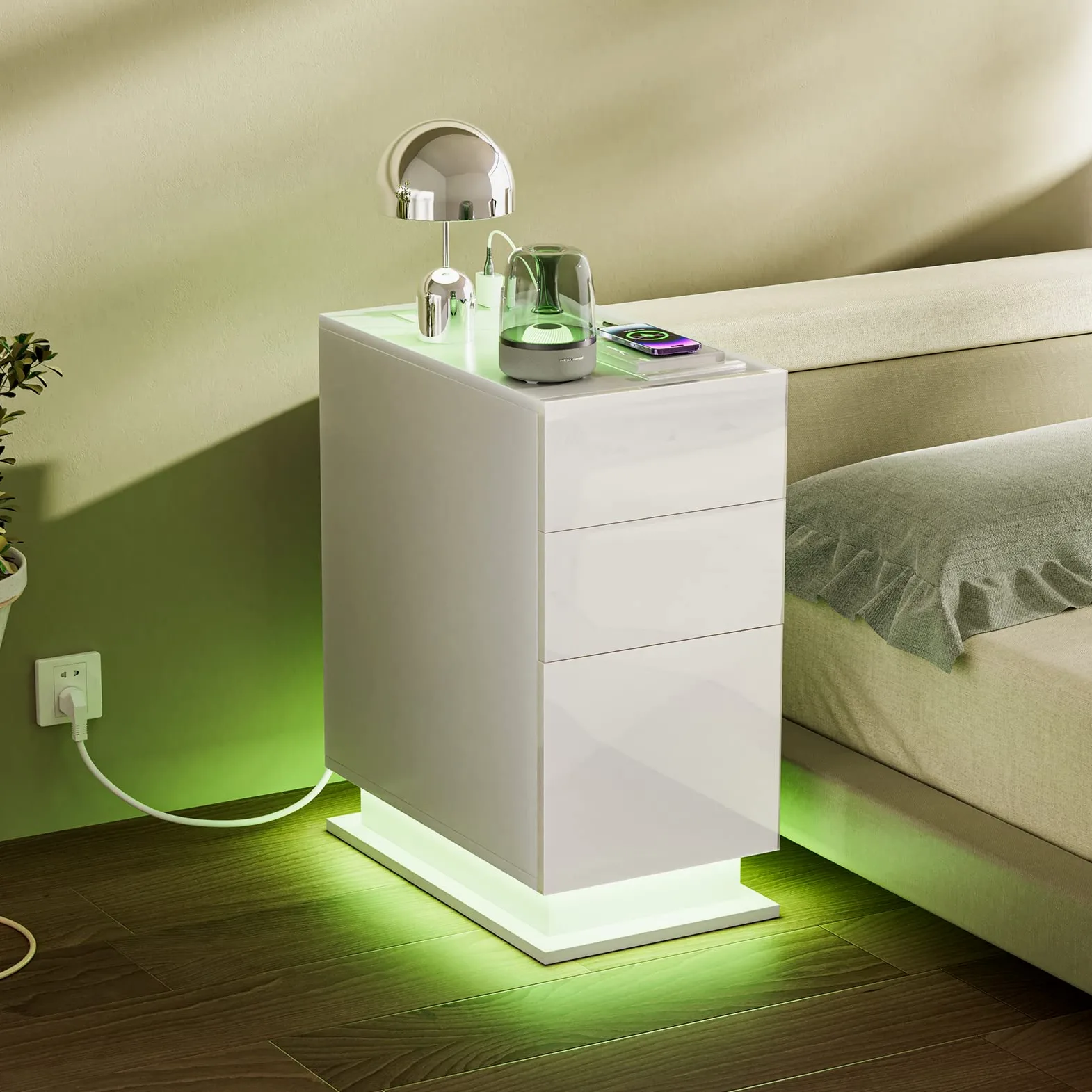 Comodino Moderno con Luci LED, Comodino Stretto con Stazione di Ricarica, Tavolino con 3 Cassetti, Libreria sul Retro, Cassetto Stretto Tavolino Divano