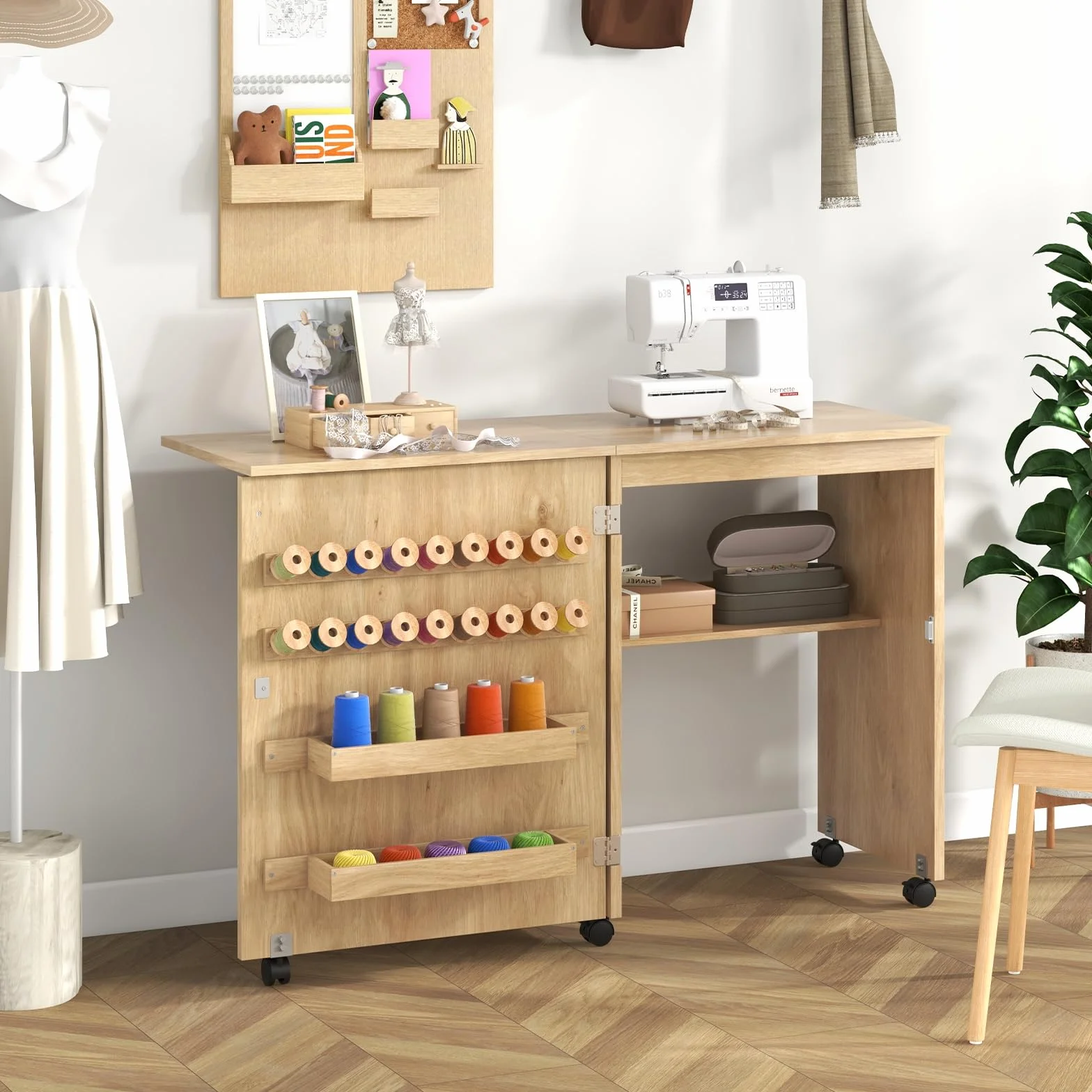 LIFEZEAL Mobile per Macchina da Cucire, Tavolo Macchina da Cucire, Armadietto Cucito, Salvaspazio, Moderno, 5 Ruote, 2 Mensole, 18 Ganci per Filo, 1 Ripiano, Pieghevole, 116x40x76cm, Legno, Naturale