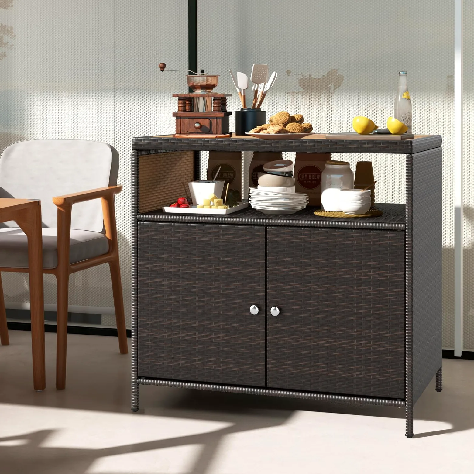 LIFEZEAL Credenza Cucina, in Rattan PE, Mobile Cucina, con Superficie Ampia in Legno di Acacia, Credenza Soggiorno, con Rapiano Aperto e 2 Ante, 90x53x86 cm, per Giardino Terrazza e Patio (marrone)
