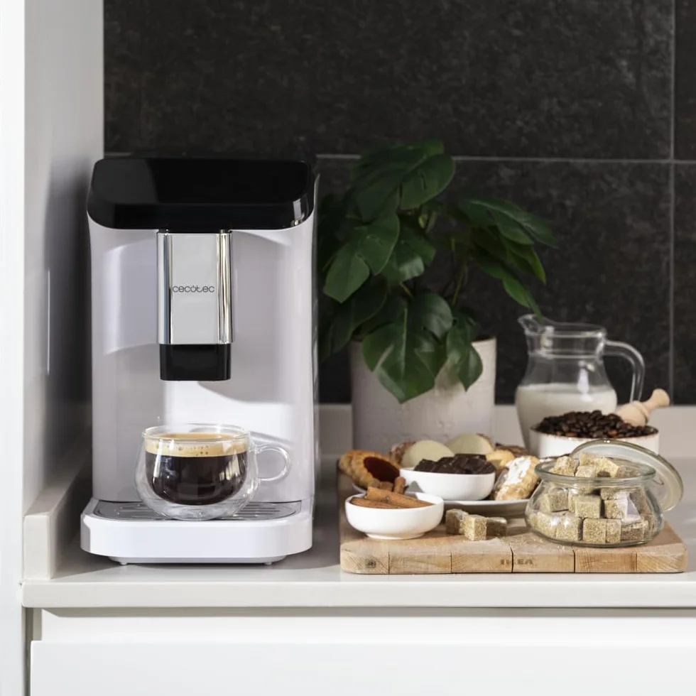 Cecotec Macchina da Caffè Superautomatica Cremmaet Macchia White. 1350 W, Thermoblock, Pompa di Pressione da 19 bar, Sistema Plug&Play, Serbatoio di Caffè con Macinacaffè Integrato