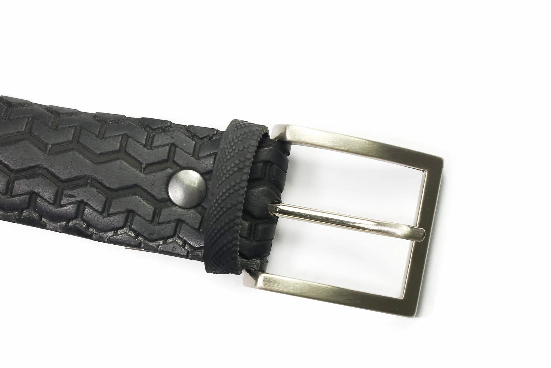 Cintura uomo nera riciclata copertone bicicletta fatta a mano Italia Taglia M/L Altezza fibbia 3,5 cm Lunghezza 128 cm Vegan