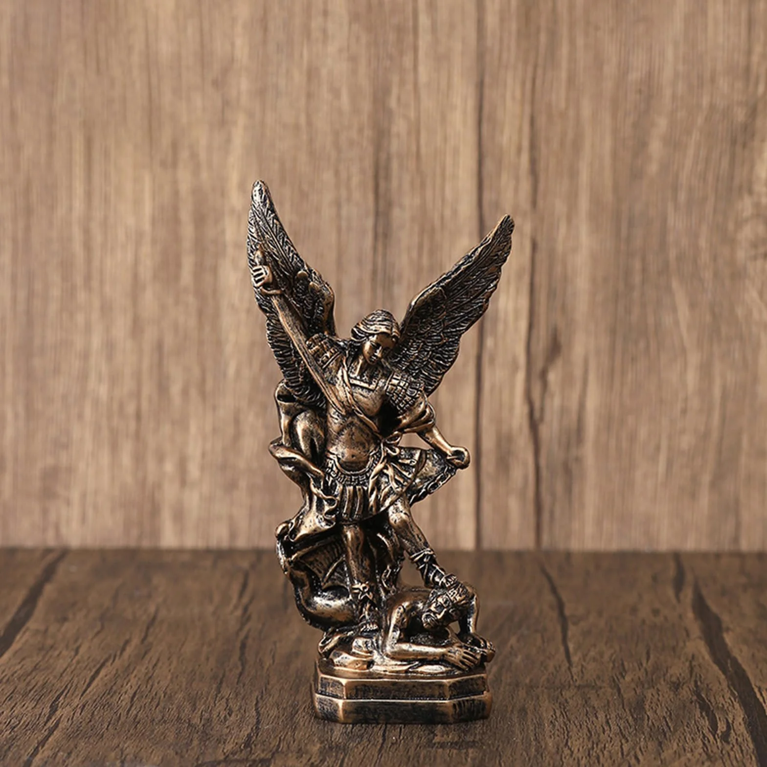 Statua di San Michele in resina angelo in bronzo con spada e diavolo scultura cristiana altare casa