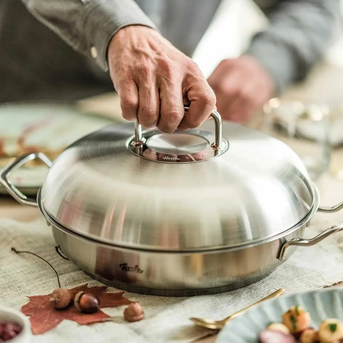 Fissler Original,Profi Collection Padella da portata in acciaio inox 3L, 28 cm, padella tonda con coperchio alto, bordo alto, senza rivestimento, per cottura a induzione