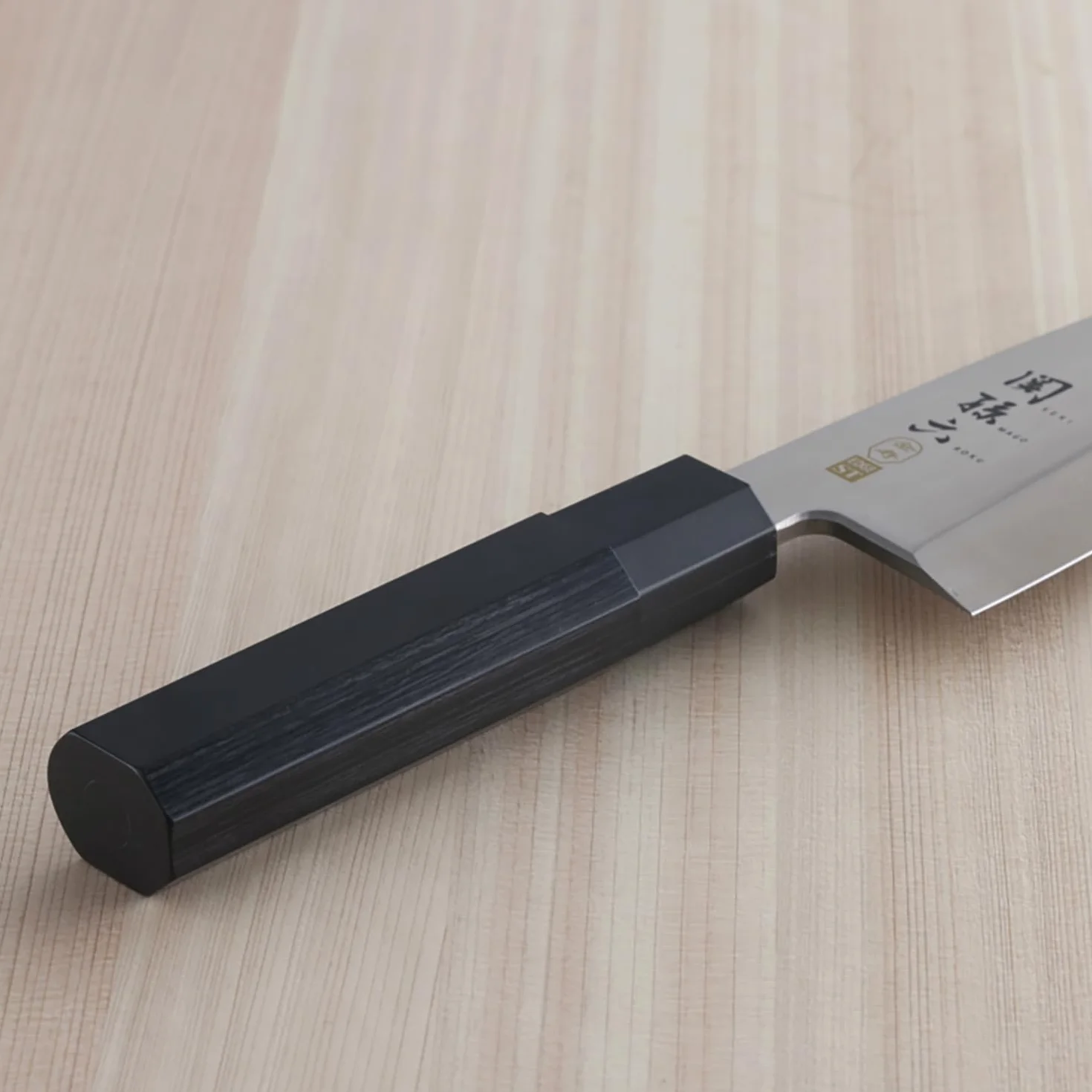 KAI Seki Magoroku Kinju e Hekiju Deba 18,0 cm lunghezza lama - 8A solid & SUS420J2 - 58 & 56 (±1) HRC - fatto a mano - legno Pakka & plastica PP - coltello da cucina giapponese - Made in Japan