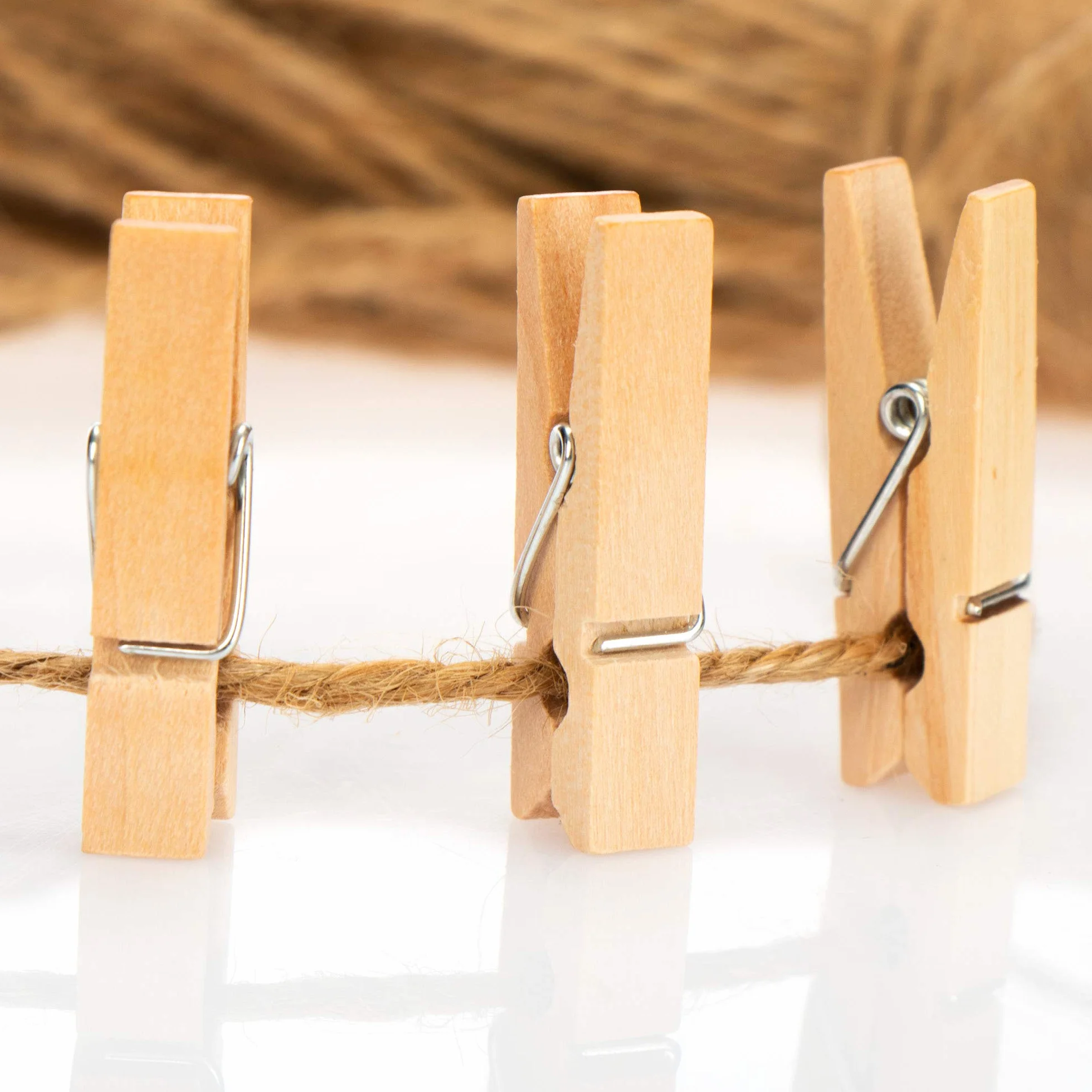 COM-FOUR® 120x mini mollette e 50m di corda di iuta - piccole mollette di legno per appendere immagini, collage, cartoline, foto e regali (120 pezzi - con nastro di juta - naturale)