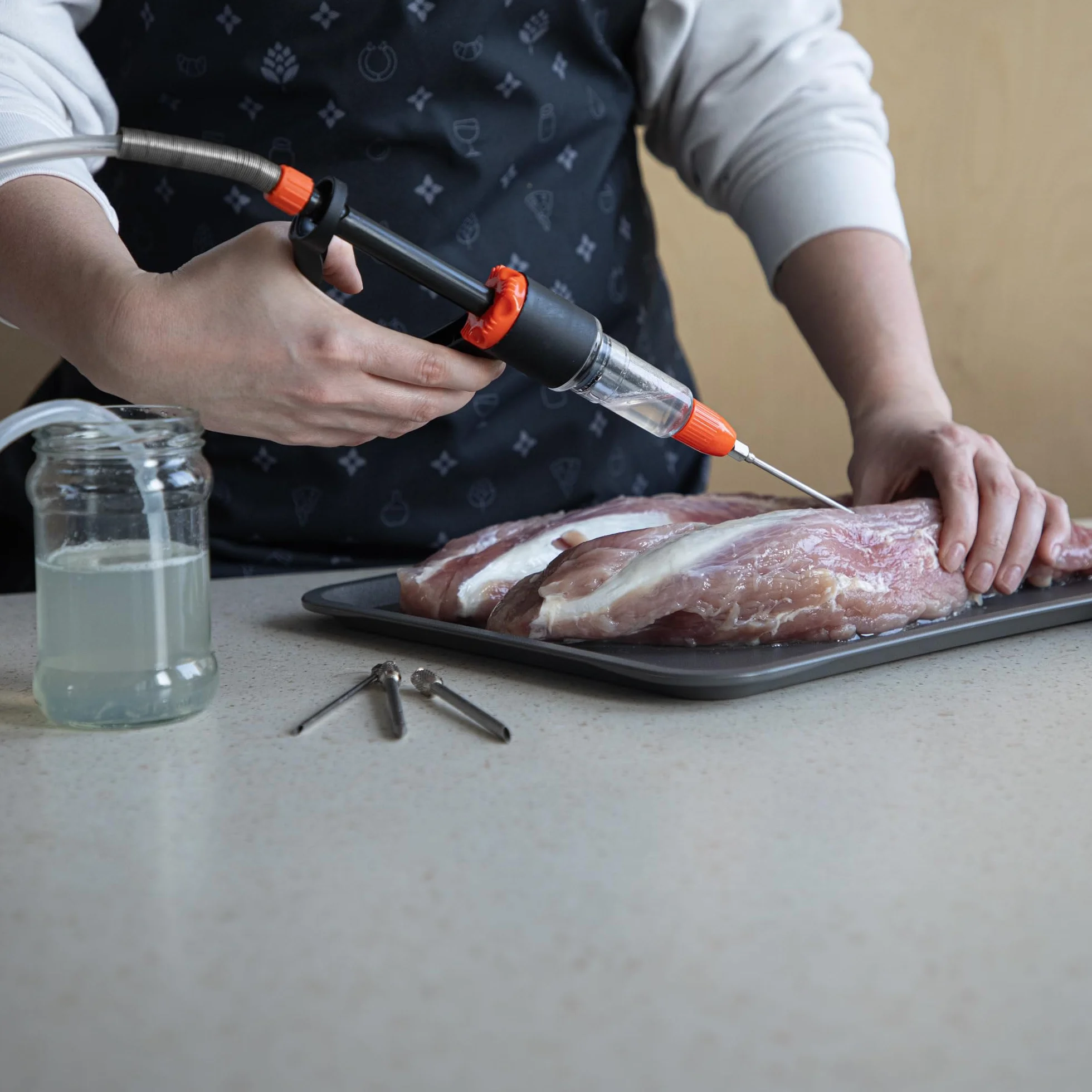 BROWIN Siringa per Carne Semiautomatica con Set di Aghi e Tubo Flessibile per Marinare Arrosto