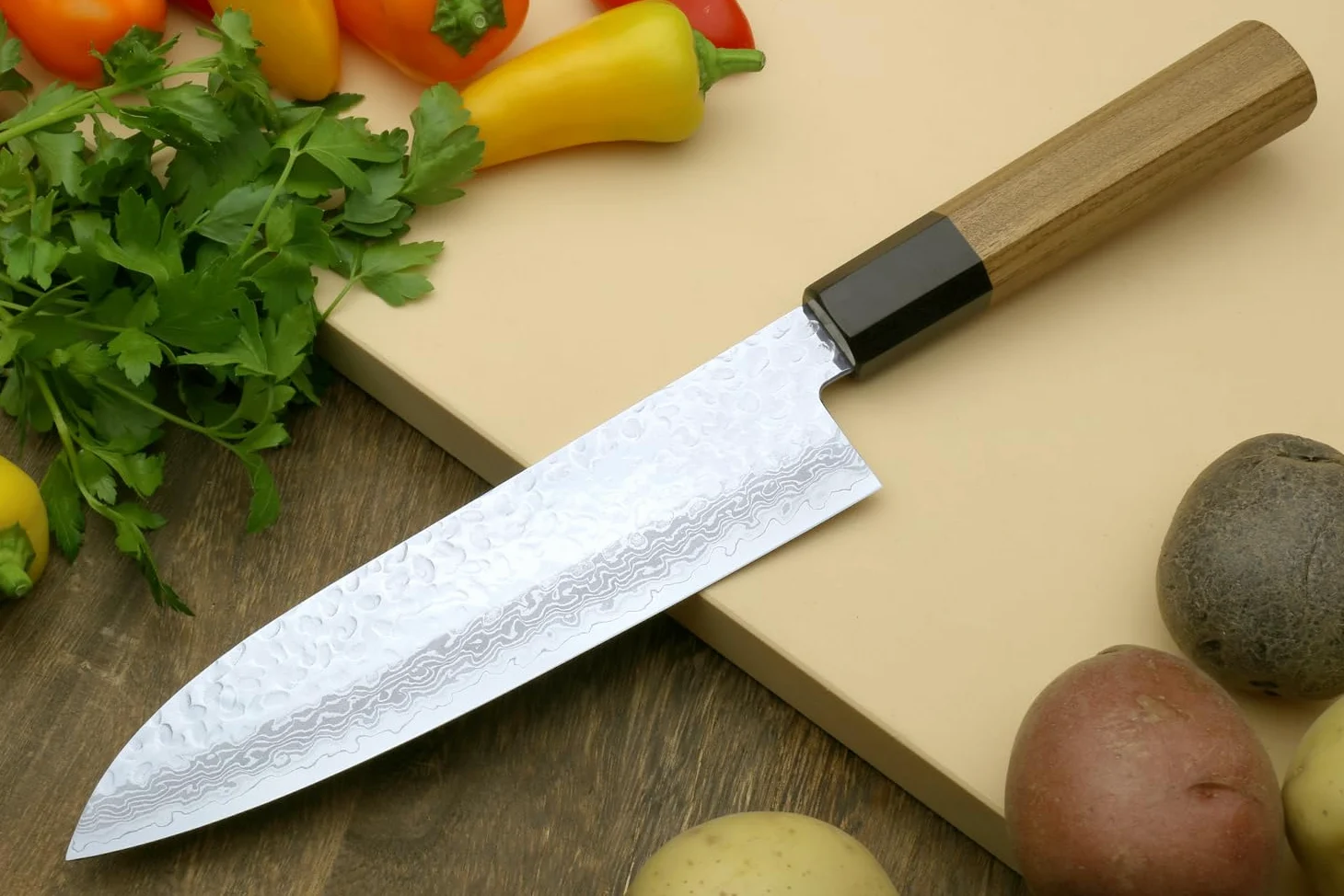 Yoshihiro Cutlery Nsw Hammered Damascus coltello Santoku, 17,8 cm