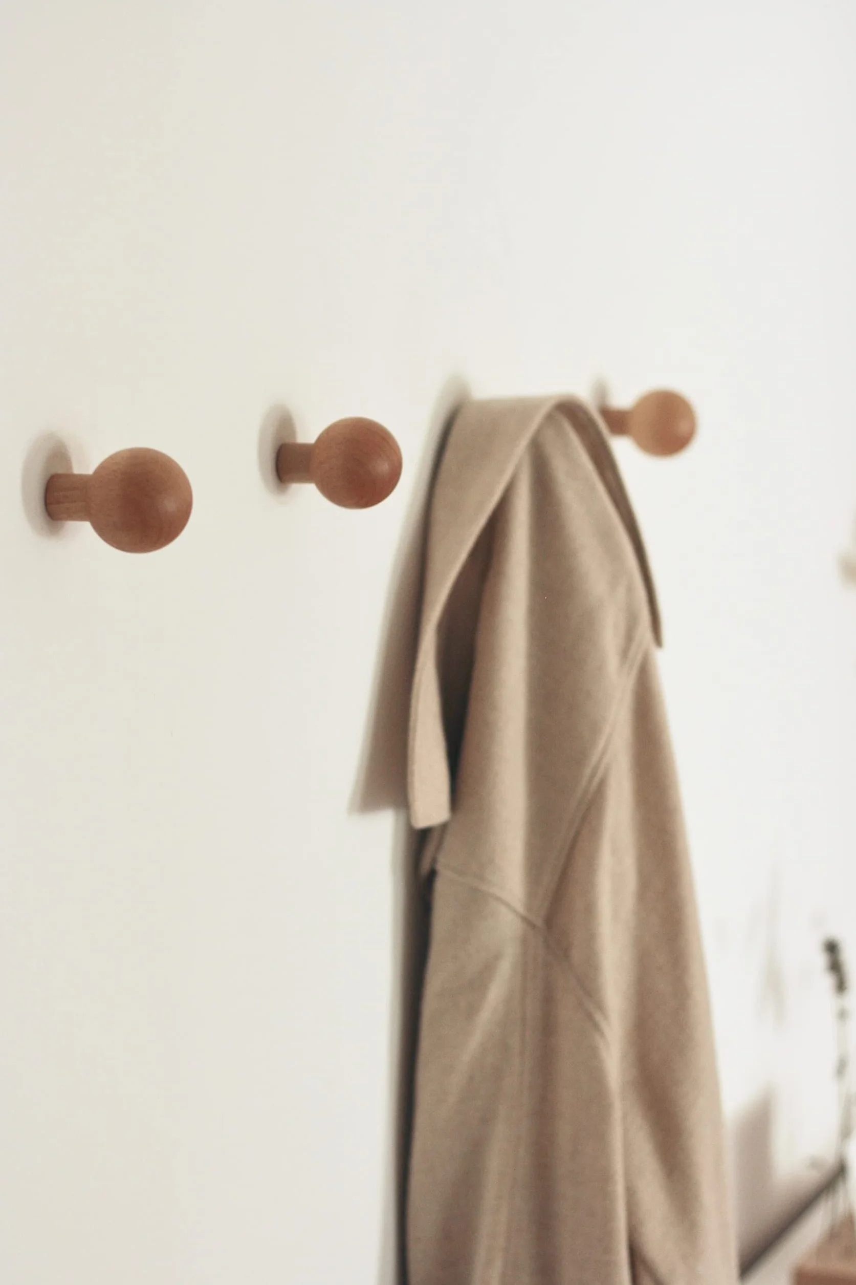 Mushroom Appendiabiti Muro Attaccapanni a Parete Legno Ganci Set di 4 Faggio Moderno Design