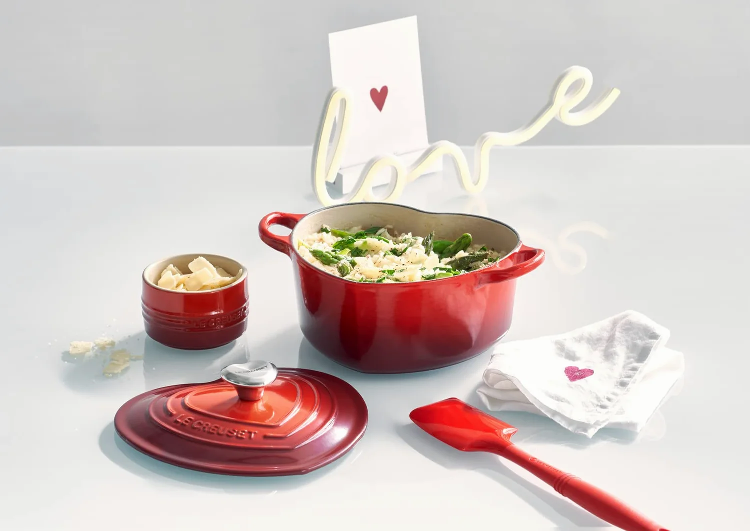 LE CREUSET Cocotte a cuore in ghisa vetrificata con pomello a cuore, 20 cm, Ciliegia, 21401200602455