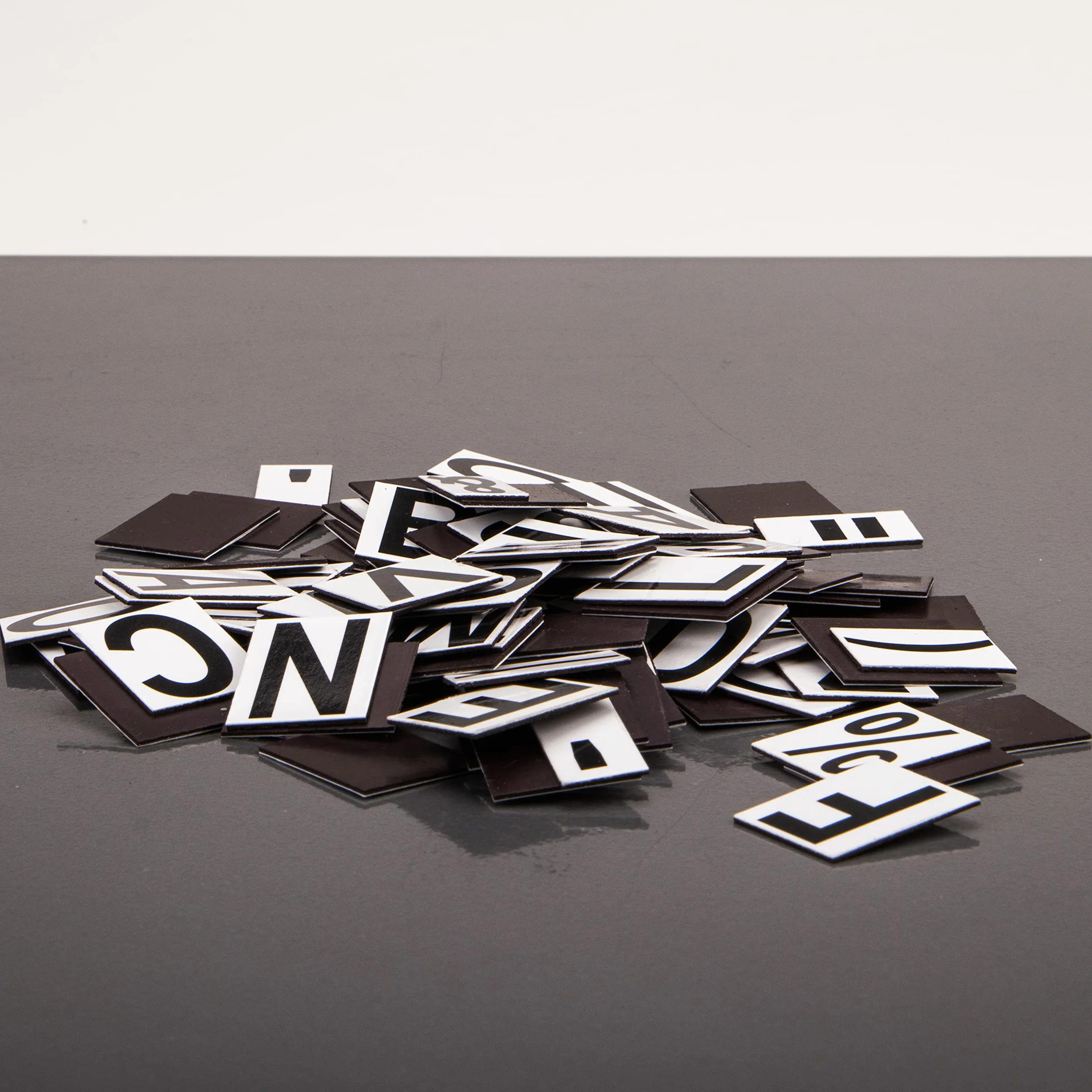 Magnets4you - Set di lettere magnetiche, 240 caratteri, lettere magnetiche, con caratteri speciali, per scuola, lavagna, lavagna magnetica