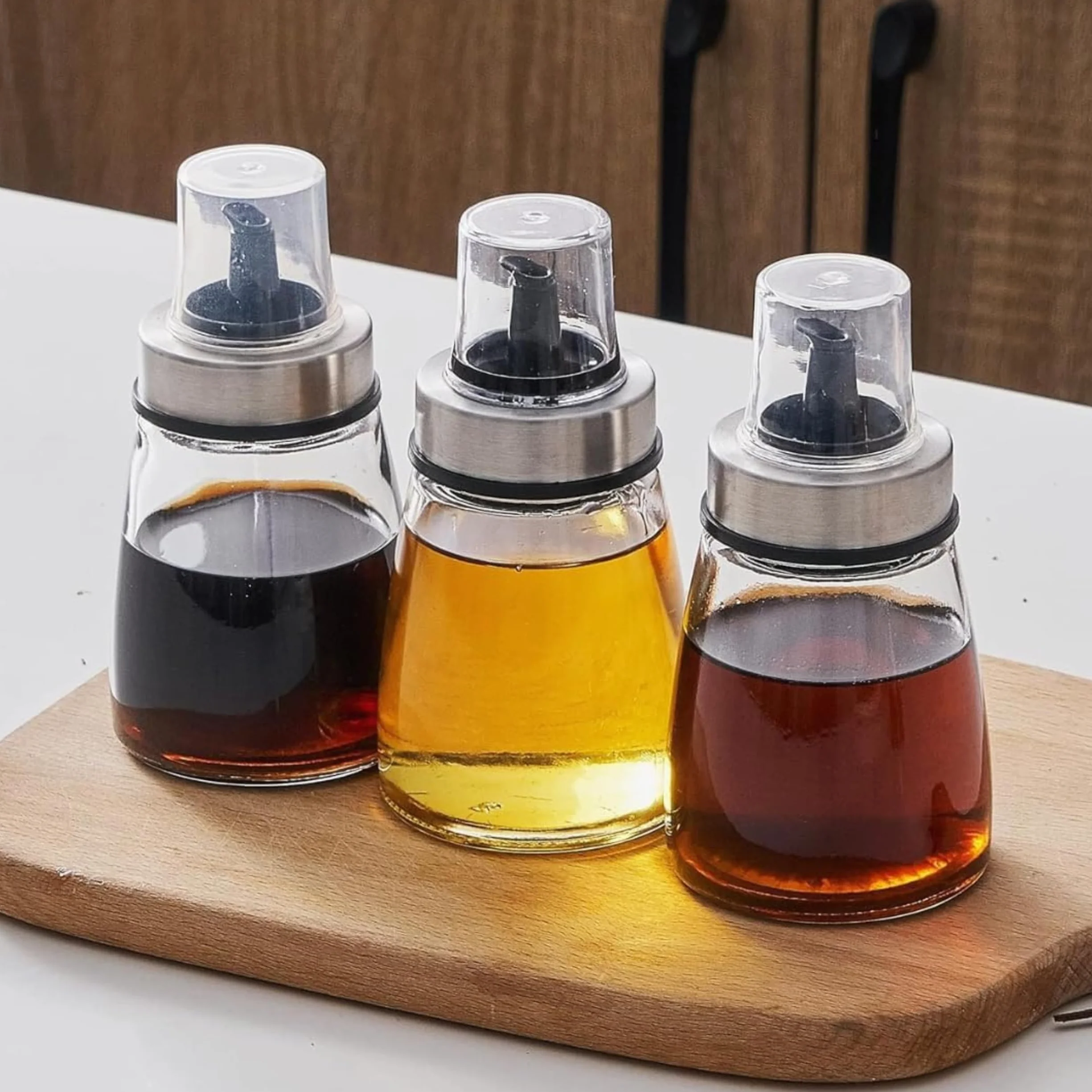 PARENCE.- Flacone per olio da 200 ml con tappo versatore - Dosatore in vetro e acciaio inox - Contenitore per olio, aceto, salsa - 6,5x6,5x12,5 cm - Versamento preciso e senza gocciolamento