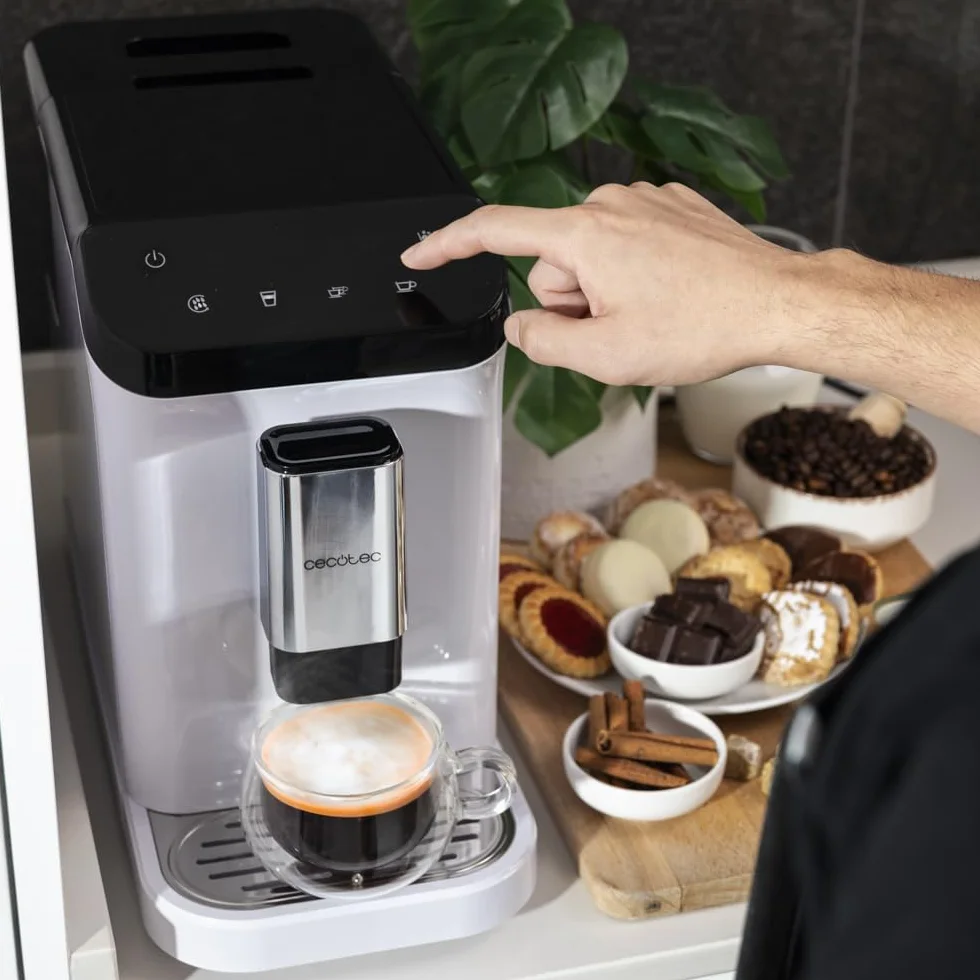 Cecotec Macchina da Caffè Superautomatica Cremmaet Macchia White. 1350 W, Thermoblock, Pompa di Pressione da 19 bar, Sistema Plug&Play, Serbatoio di Caffè con Macinacaffè Integrato