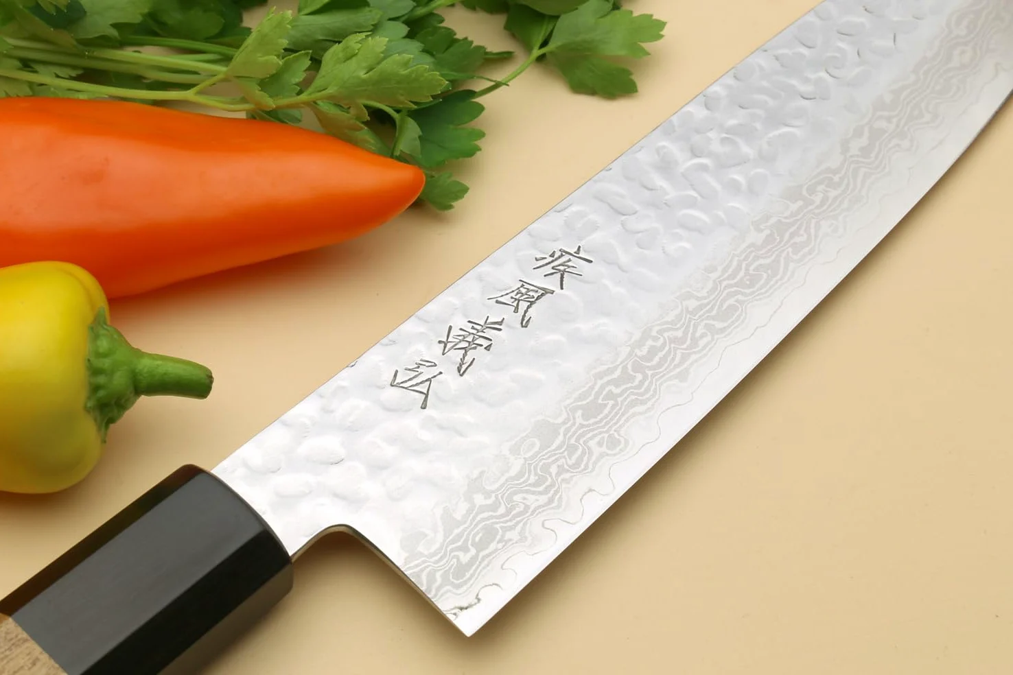 Yoshihiro Cutlery Nsw Hammered Damascus coltello Santoku, 17,8 cm