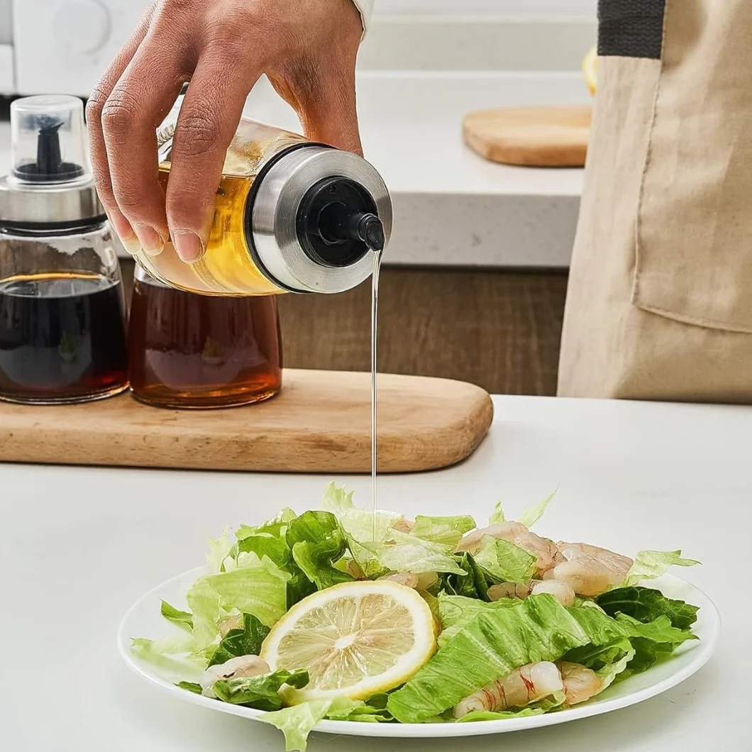 PARENCE.- Flacone per olio da 200 ml con tappo versatore - Dosatore in vetro e acciaio inox - Contenitore per olio, aceto, salsa - 6,5x6,5x12,5 cm - Versamento preciso e senza gocciolamento
