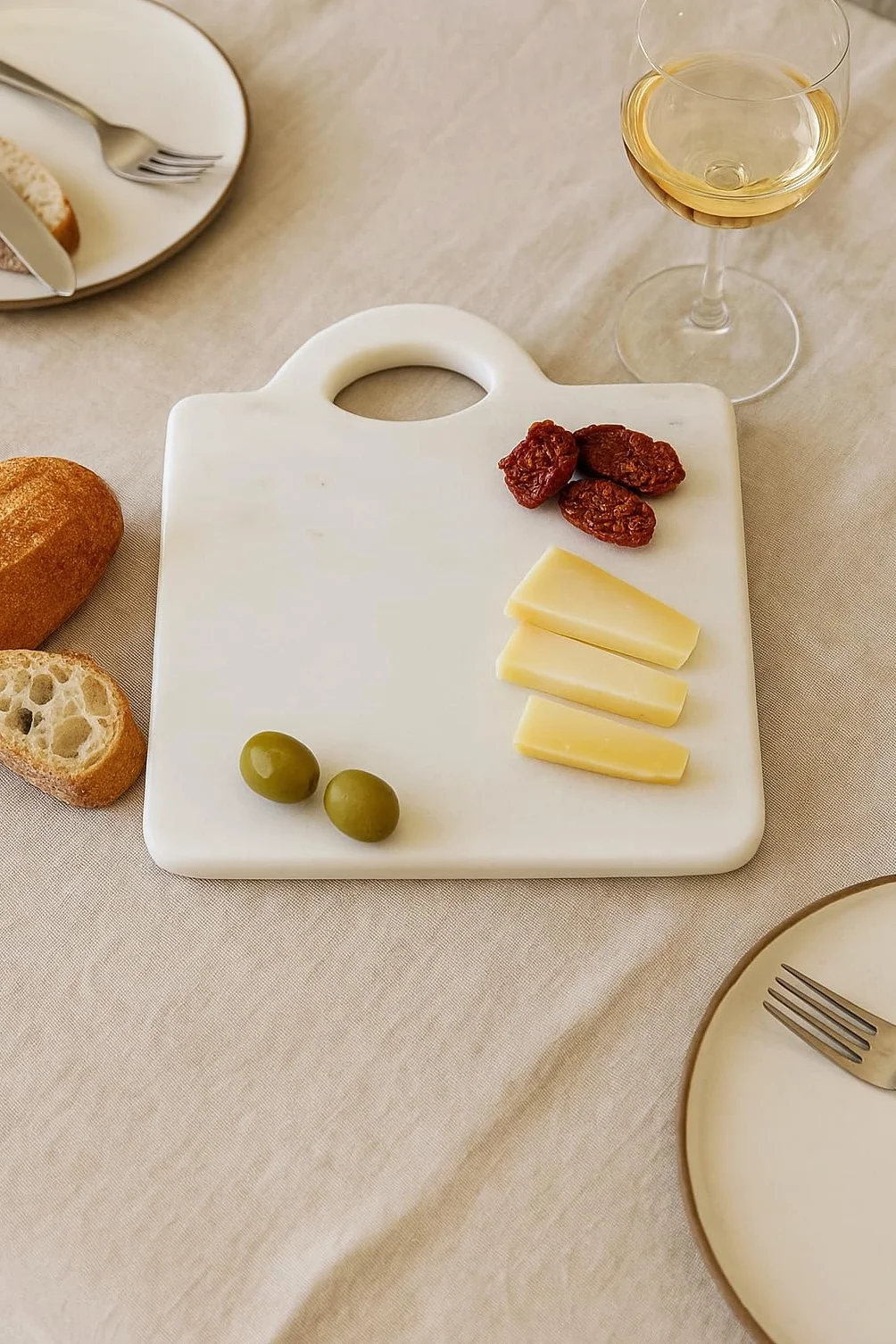 Tagliere in marmo bianco 30x25 cm con manico | Tagliere cucina artigianale Made in Italy per formaggi, salumi, sushi | Vassoio elegante in pietra naturale - Kalu Creations