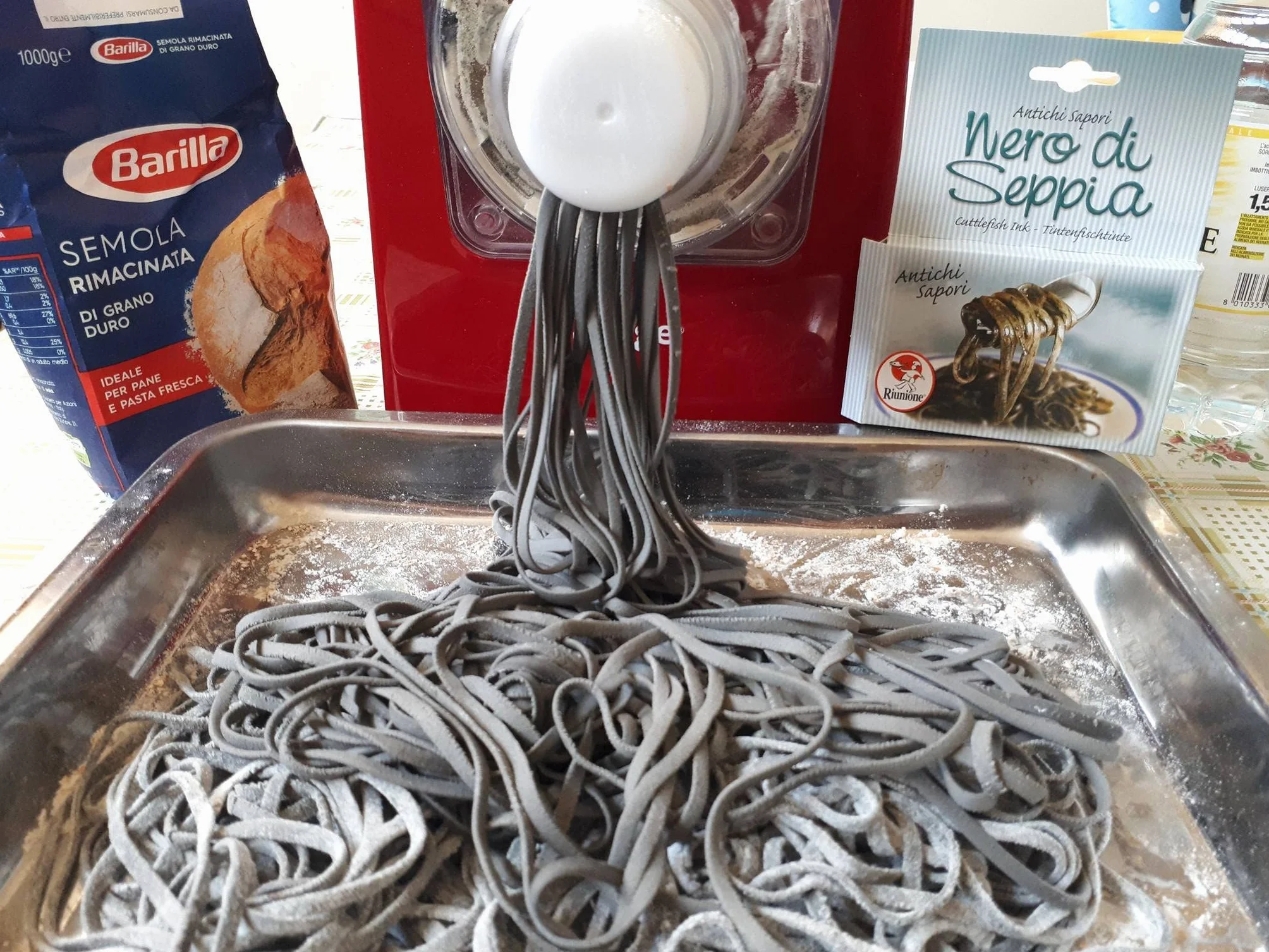 Sirge MAGICPASTA Macchina per la Pasta 300 Watt - 52 Trafile - 900gr di pasta ad Estrusione VERTICALE [NON ATTACCA] OMAGGIO KIT RAVIOLI