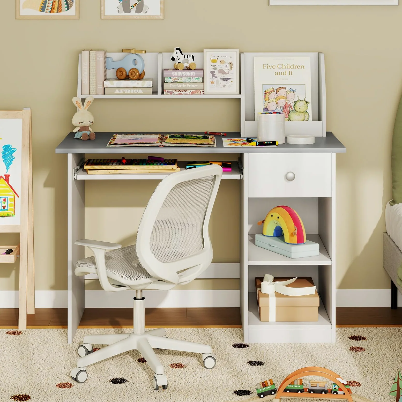 COSTWAY Scrivania per Bambini 3-6 Anni, Tavolo in Legno con Vassoio per Tastiera e Cassetto, Libreria Laterale e Mensole Superiori e Ampio Piano del Tavolo, Ideale per Cameretta (Grigio)