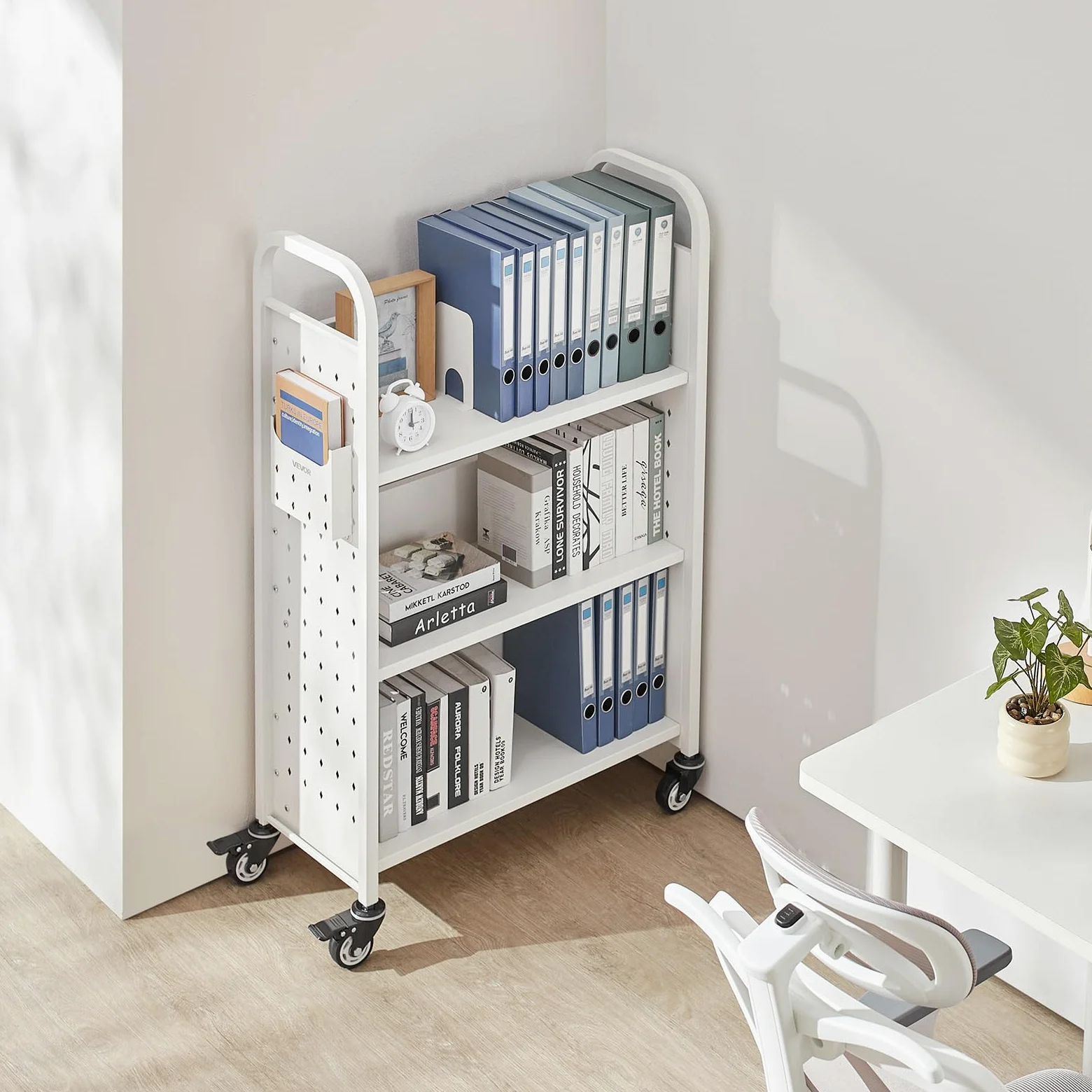 VEVOR Carrello Portalibri con Ruote 770 x 380 x 1220 mm Carrello Rotante Porta Libri, Carico 150 kg Ripiani a L Monofacciali con Ruote Bloccabili 7,6 cm per Scaffali di Casa, Ufficio e Scuola, Bianco