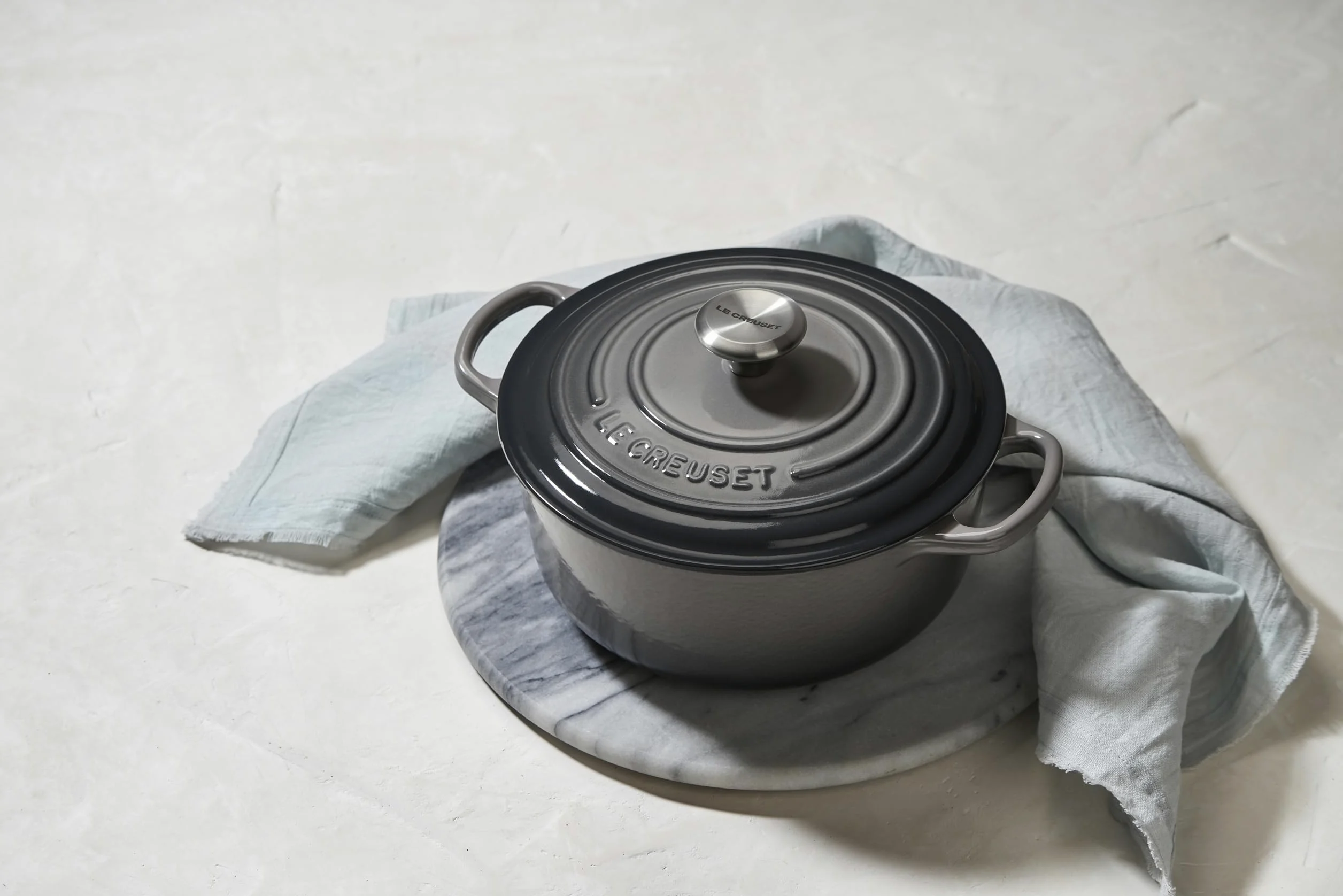 Le Creuset Evolution Casseruola in Ghisa con Coperchio, Diametro 26 cm, Rotonda, Adatta a Tutte le Fonti di Calore, Inclusivo Induzione, Volume: 5.3 l, 5.135 kg, Grigio (Flint)