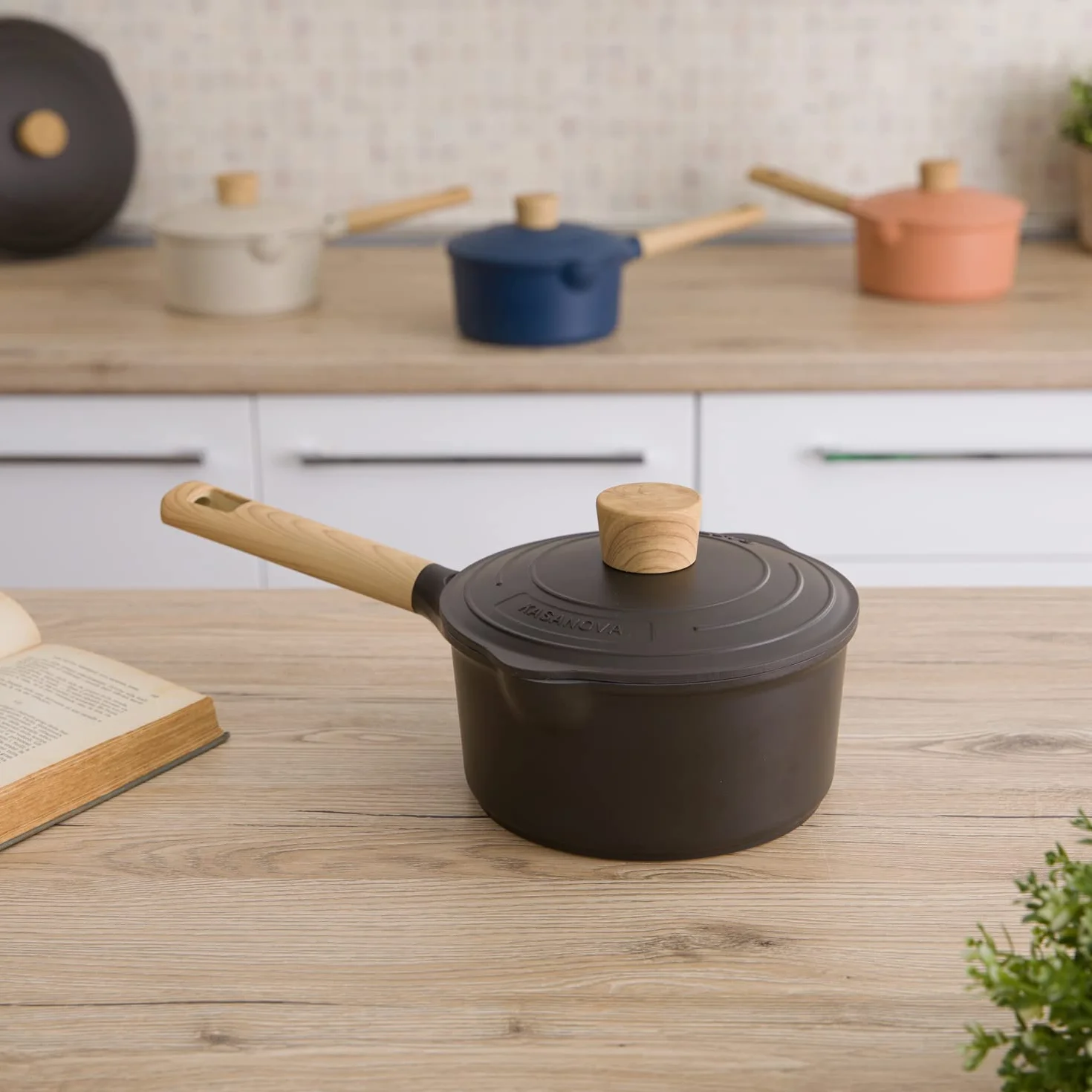 KASANOVA Casseruola Antiaderente vari colori Pot Art con Coperchio Innovativo, casseruola induzione, Ottimale per Stufati e Cotture Lente (Nero, 18 Cm)