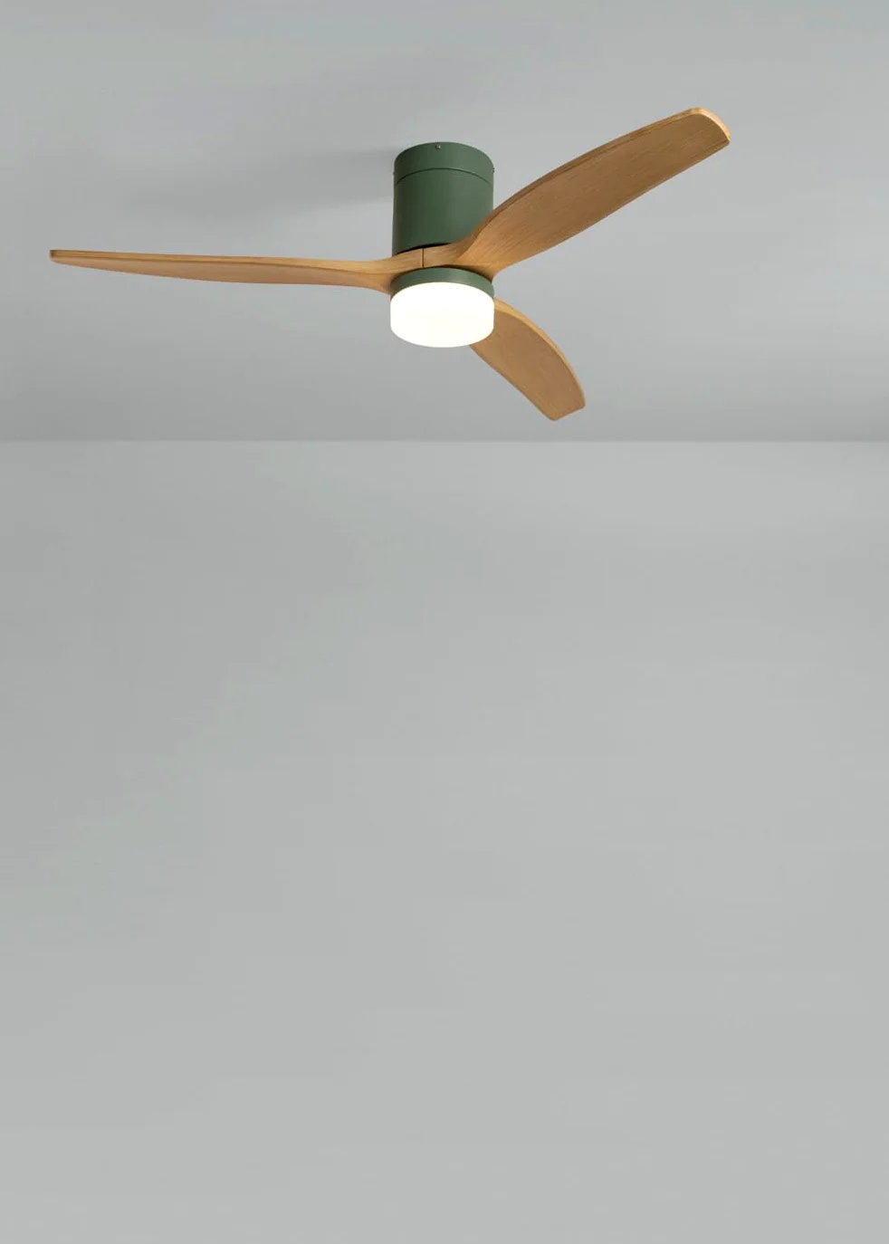 CREATE / WINDCALM M/Ventilatore da soffitto ABS con luce verde sage pale effetto legno chiaro e telecomando / 40W, Silenzioso, Ø132 cm, 3 temperature di luce, temporizzatore, funzione estate-inverno