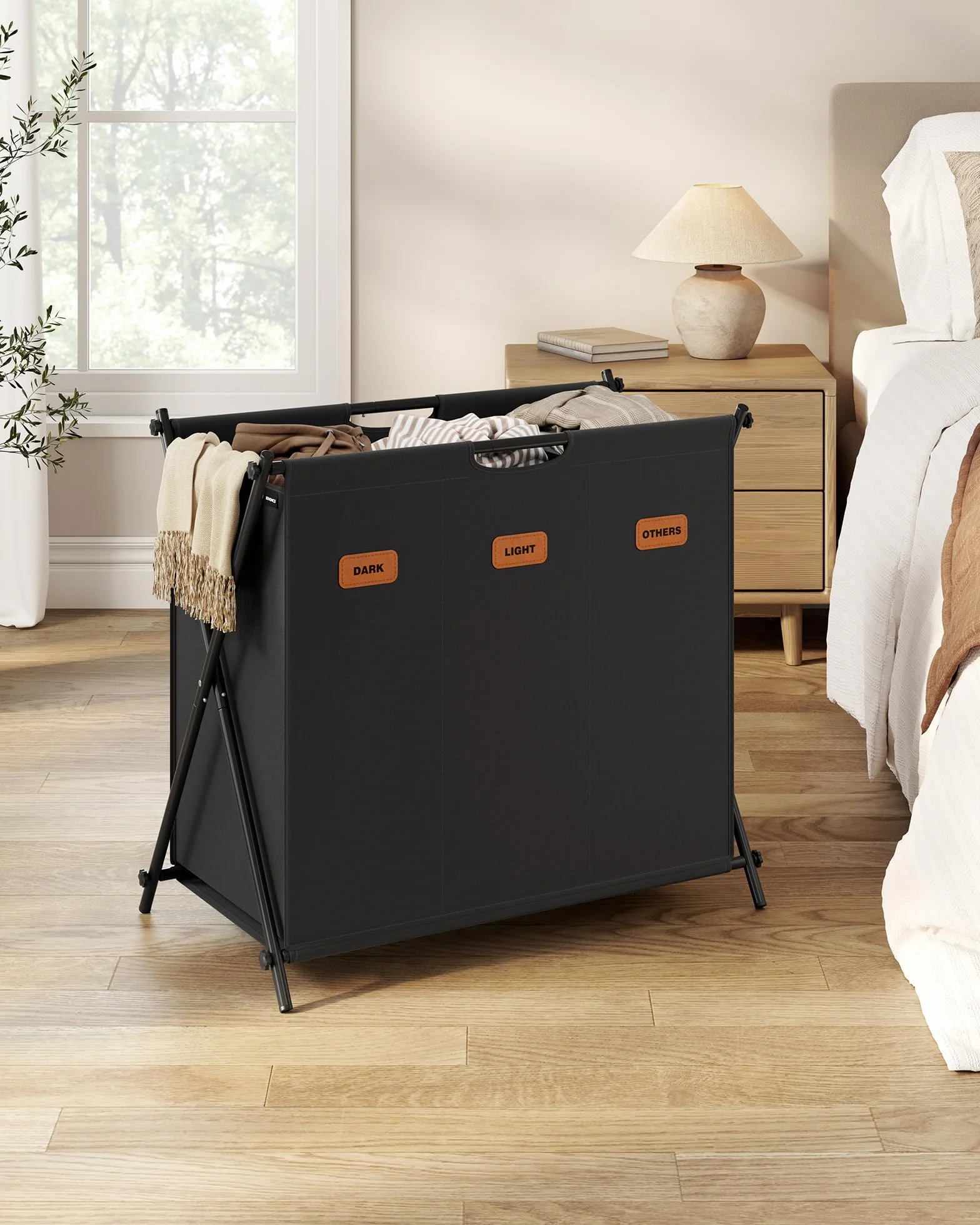 SONGMICS Cesto Portabiancheria, Porta Biancheria Sporca da 135 L, 3 Scomparti, Struttura Pieghevole a X, con Etichette, per Lavanderia Bagno Camera da Letto, Nero Inchiostro LCB130B01