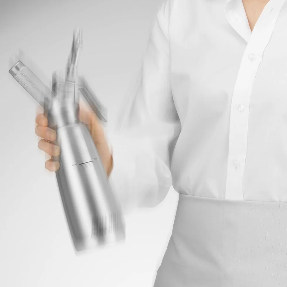 Hendi Sifone per cucina, set di 3 ugelli erogatori ed una spazzolina per la pulizia, per panna montata, mousse, dessert, sifone per panna montata, 0,5L, ø85x(H)235mm, acciaio inox, 0.5L