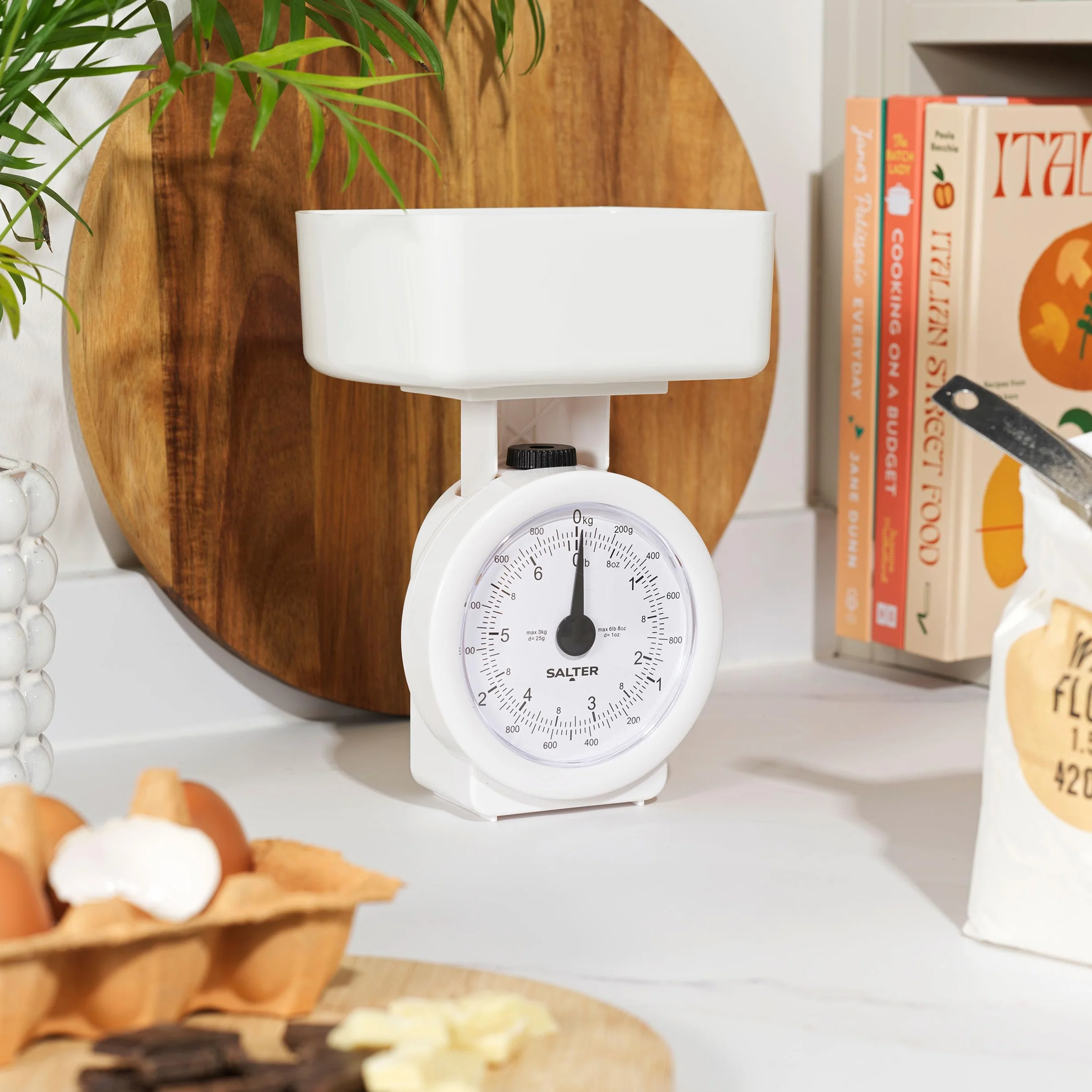 Salter 112 WHWHDR - Bilancia da cucina meccanica, max 3 kg, analogica, quadrante di facile lettura, lavabile in lavastoviglie, ingombro minimo, recipiente rimovibile da 1 l, senza batteria, bianco