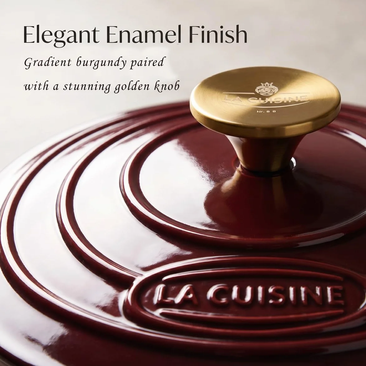 La Cuisine Casseruola in Ghisa Smaltata 20 cm Dia. 2 L. Rivestimento interno in smalto nero opaco, mirtillo rosso, manico del coperchio in acciaio inossidabile placcato oro