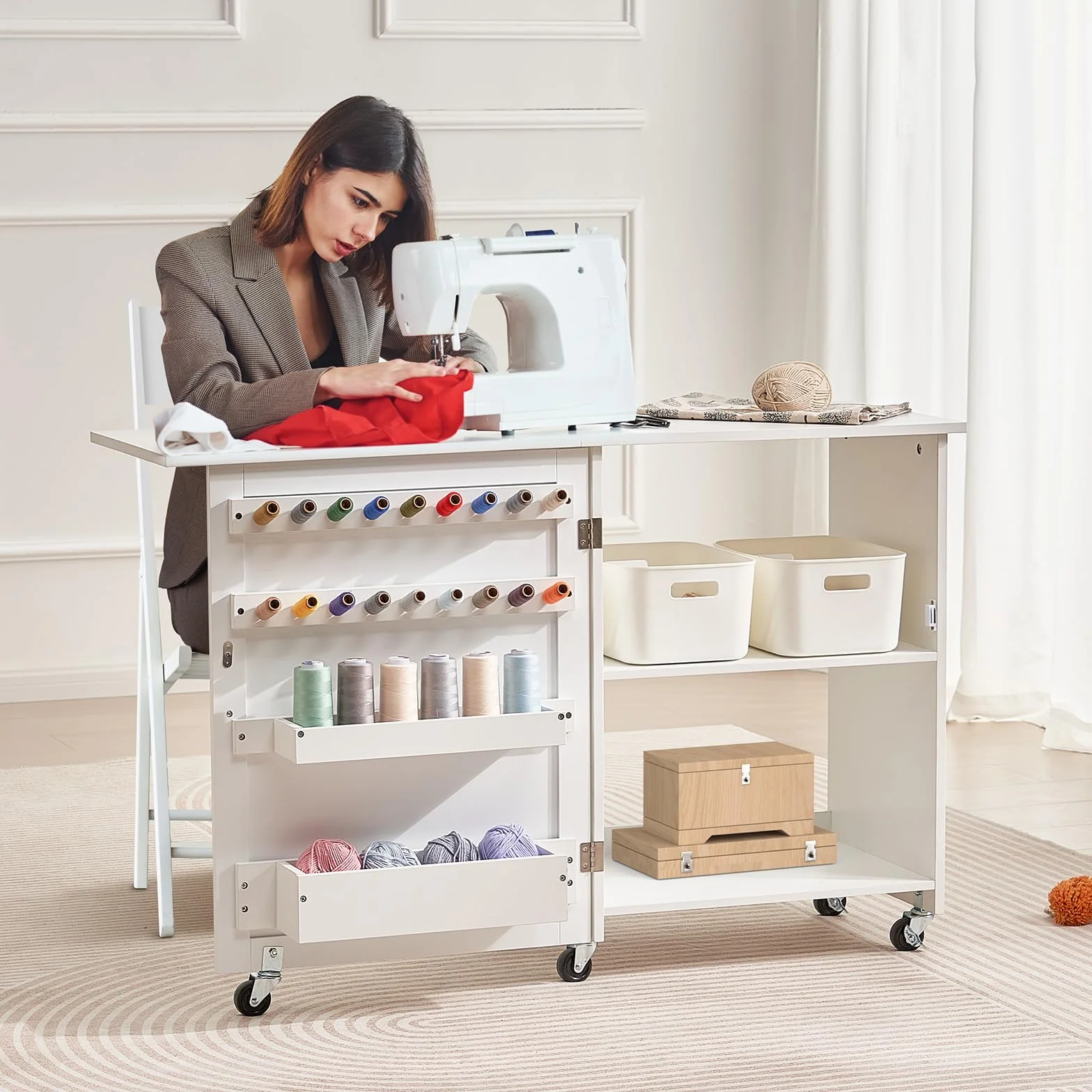 VEVOR Tavolo da Cucito Pieghevole, Tavolo Multiuso per Macchina da Cucire Compatto a Rotelle, Mobiletto da Cucito Ripiani Portaoggetti, Pioli in Legno Ante Magnetiche, Carico max. 40 kg, Bianco
