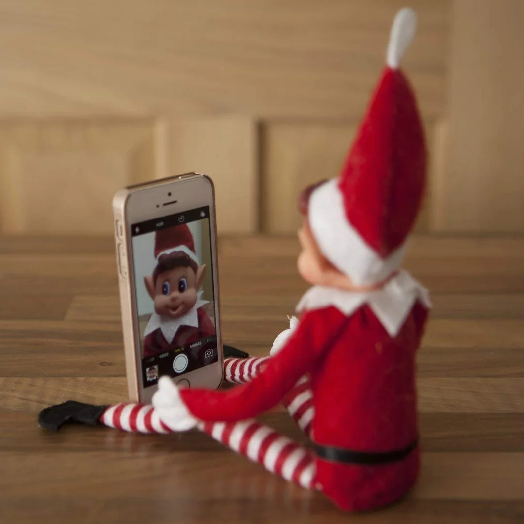 Set di 2 elfi natalizi giocosi con corpo morbido, viso in vinile, impugnatura in velcro per Natale