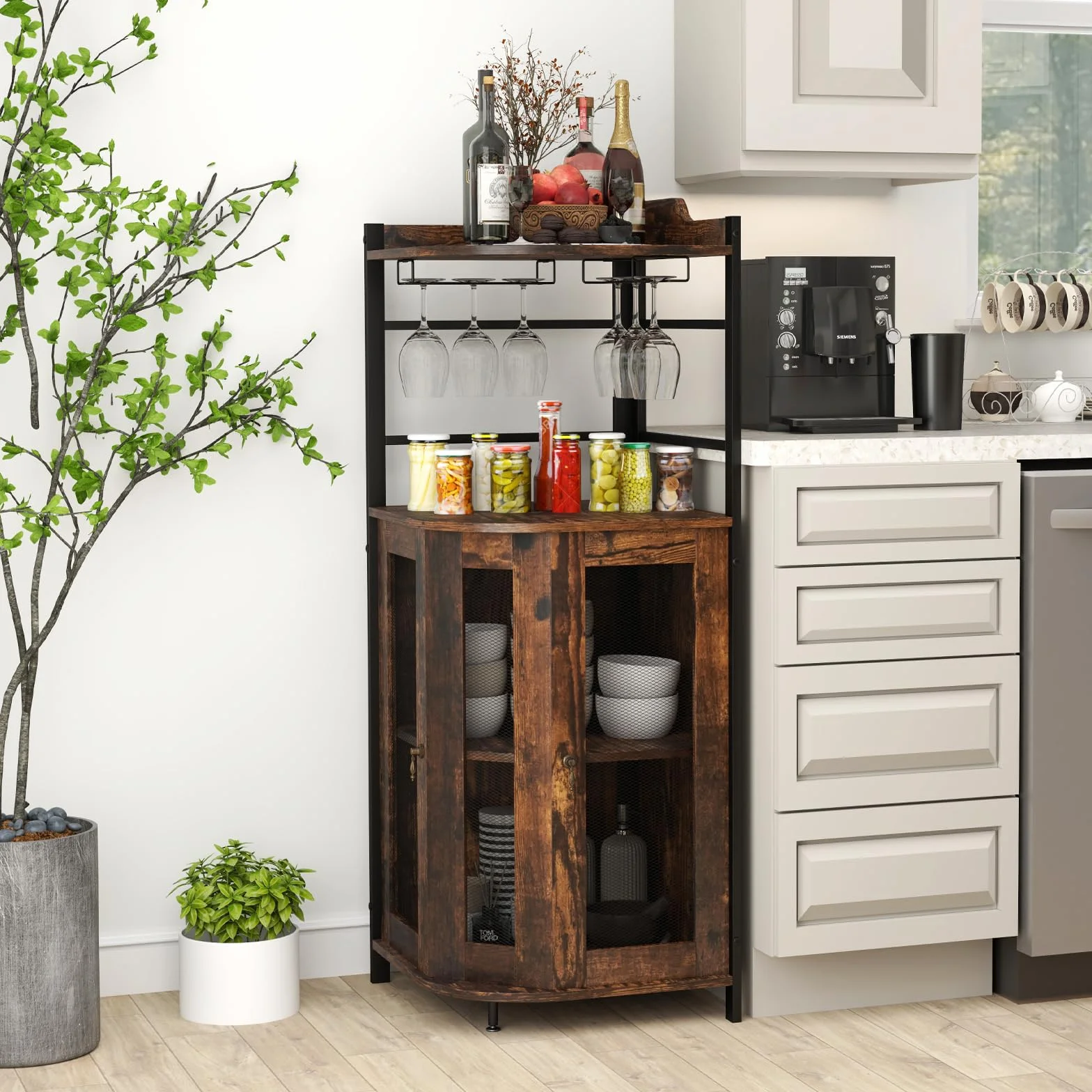 GIANTEX Armadietto Angolare Industriale Da Bar Con Supporto In Vetro, Armadietto Da Vino Con Ripiano Regolabile, Portabottiglie Vino Da Cucina Con Protezione, 130x47,5x47,5 cm (Marrone)