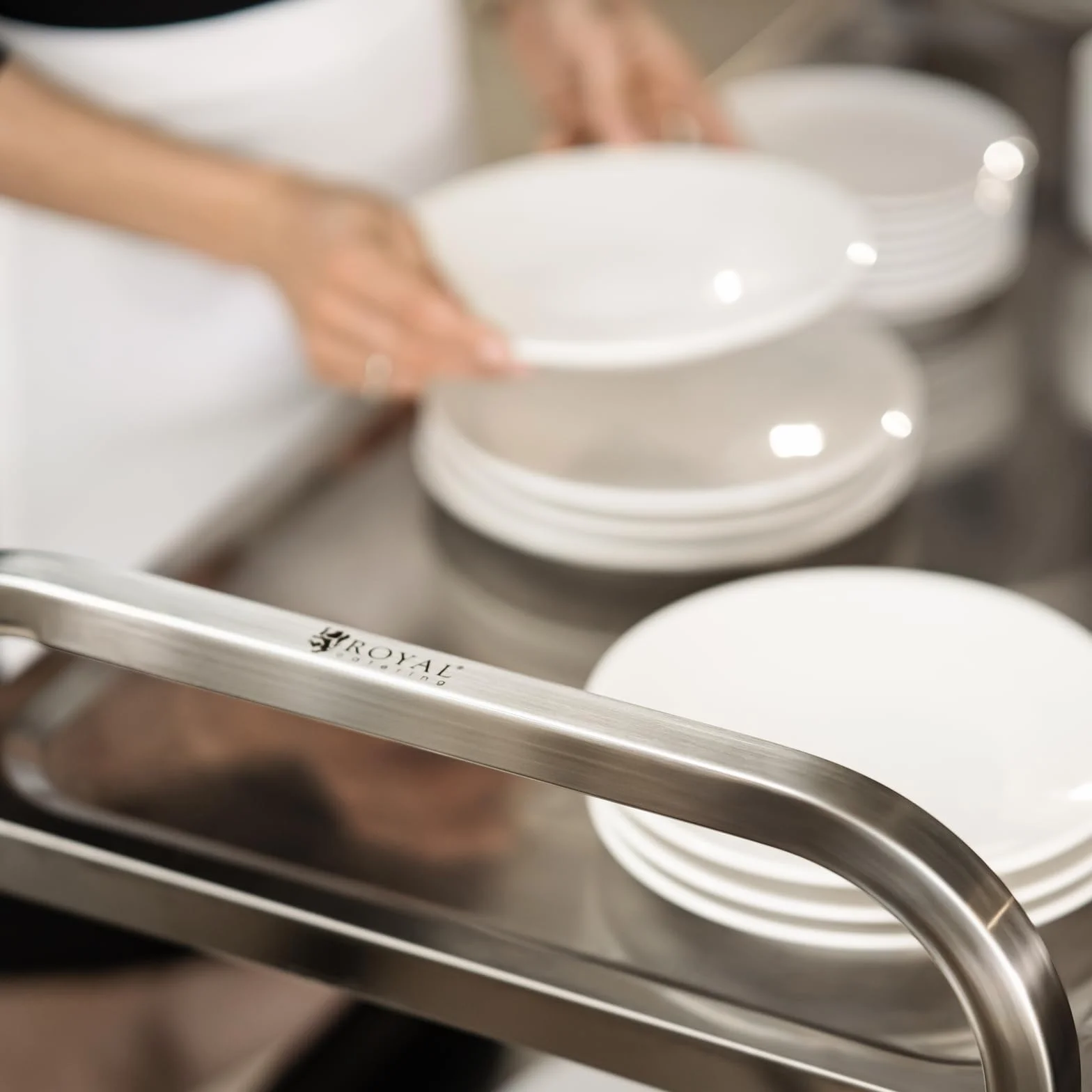 Royal Catering RCSW 3A Carrello Portavivande Carrello di Servizio Carrello Cucina (3 Ripiani, Capacità di Carico 150 kg, Distanza tra i Vassoi 28,3 cm, Protezione Anti-Urto) Acciaio Inox