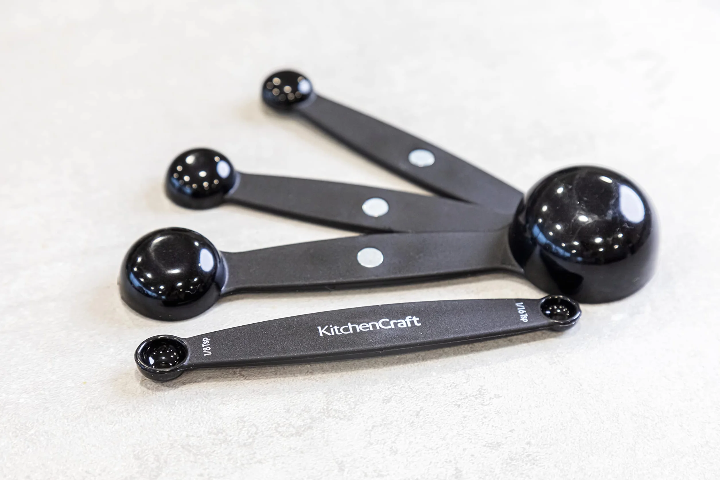 Kitchen Craft - Misurini magnetici impilabili, Set di 4 Pezzi, Colore: Nero