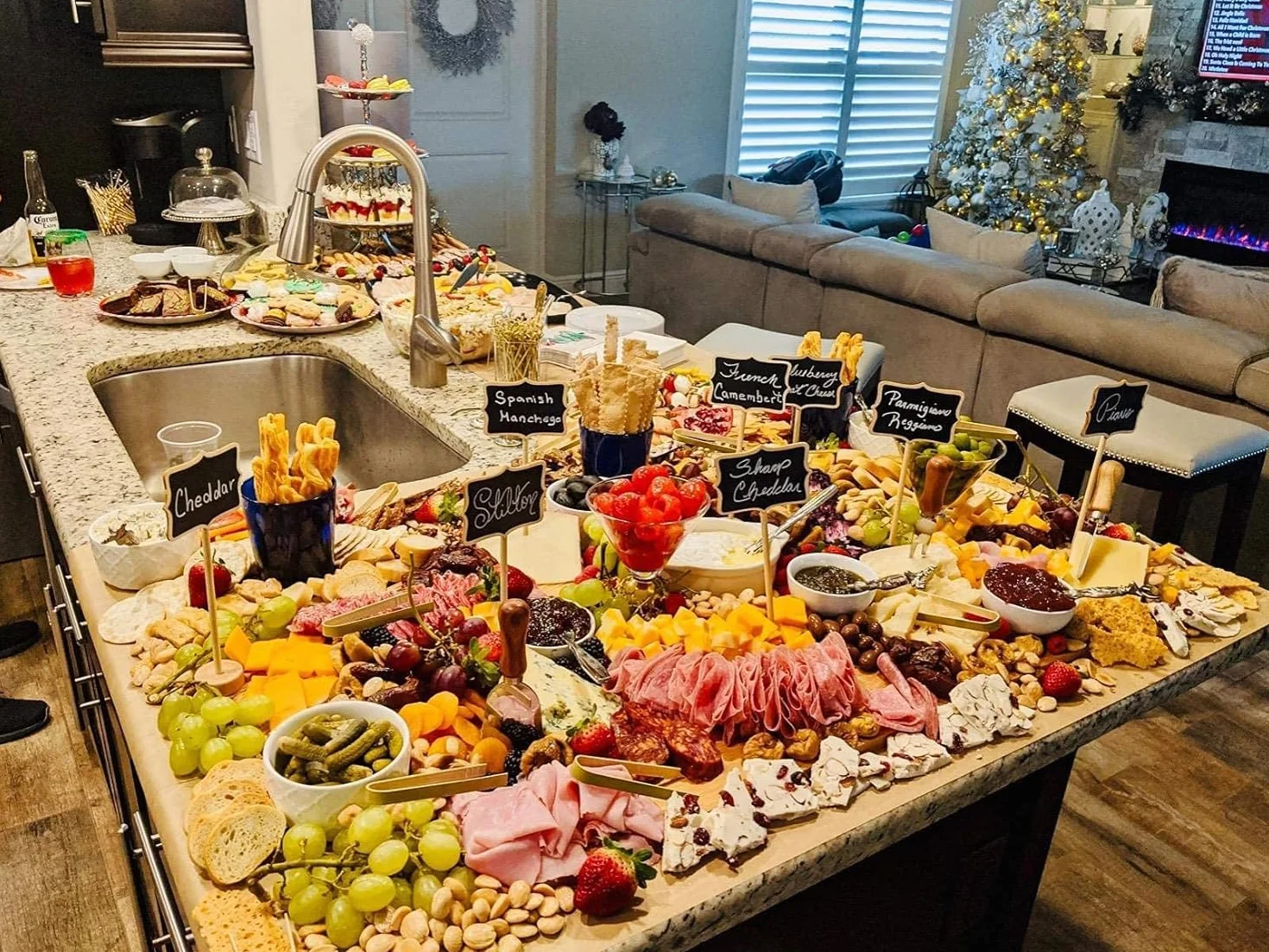 Scpehfy Lavagna con cavalletto, 20 mini targhette in legno per alimenti, feste, buffet, matrimoni, compleanni, segnaposto, etichette per prezzi