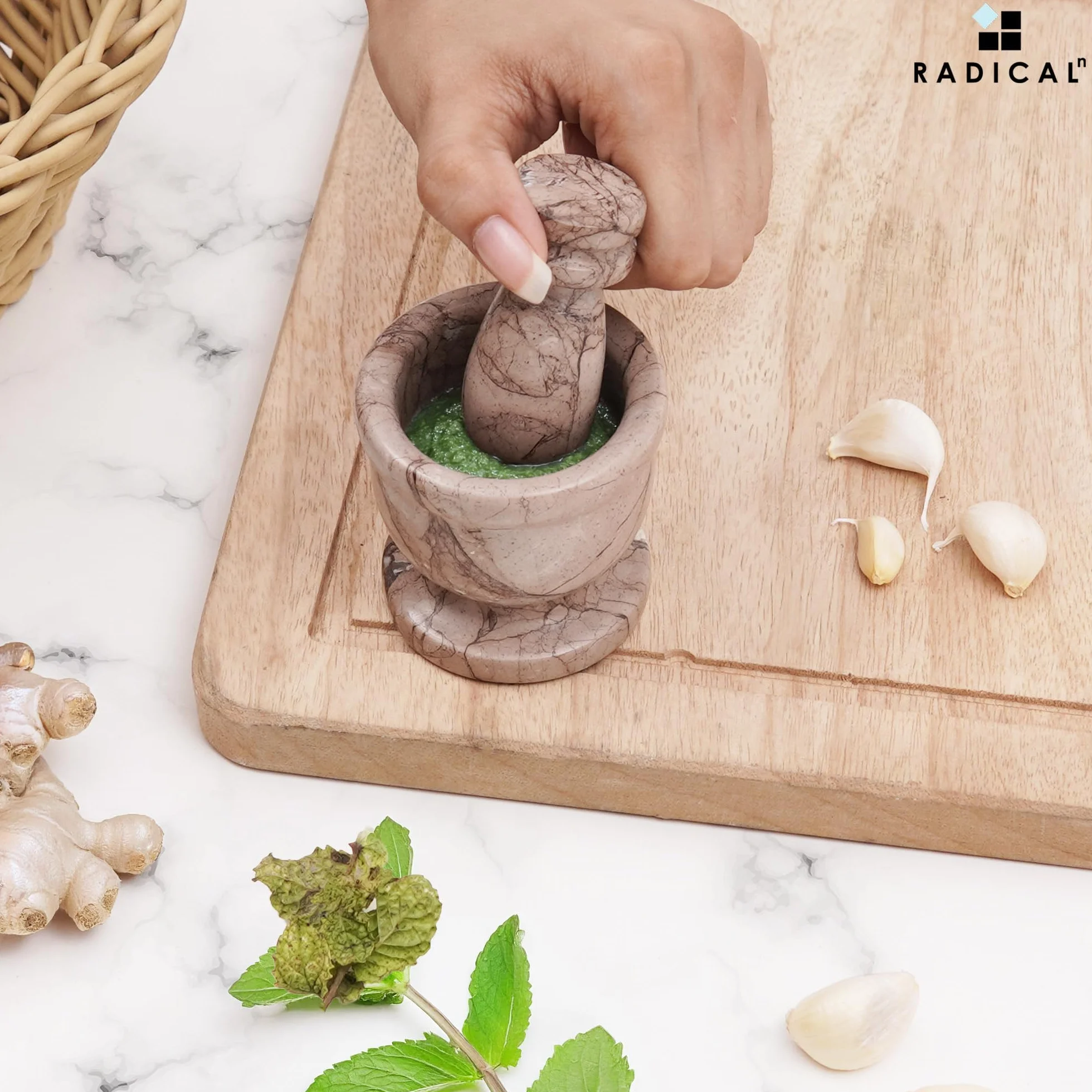 Set di mortaio e pestello in marmo Marinara da 6,3 cm fatto a mano